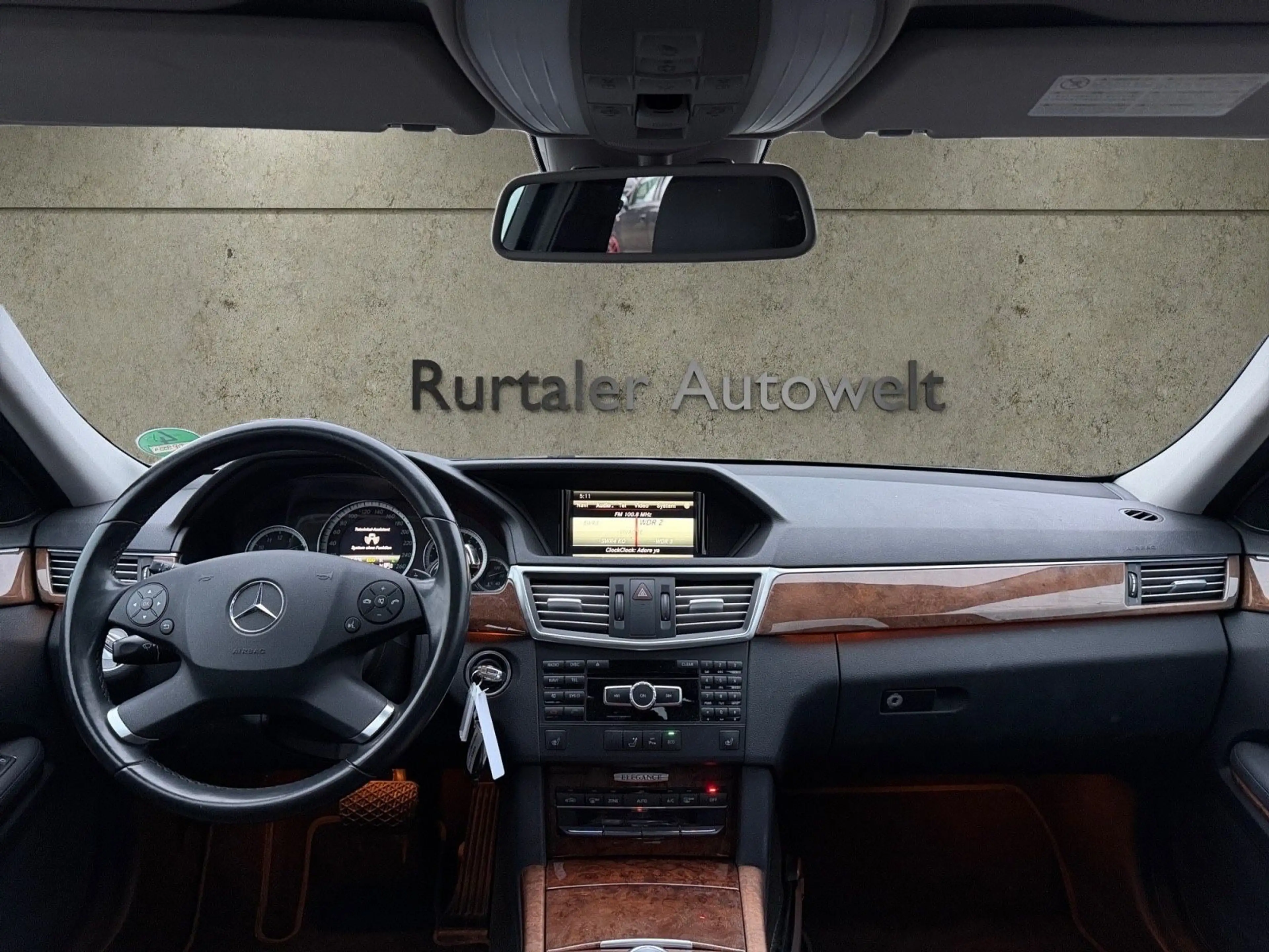 Mercedes-Benz E 250 E Limousine E 250 CGI BlueEfficiency *NAVI — photo 12
