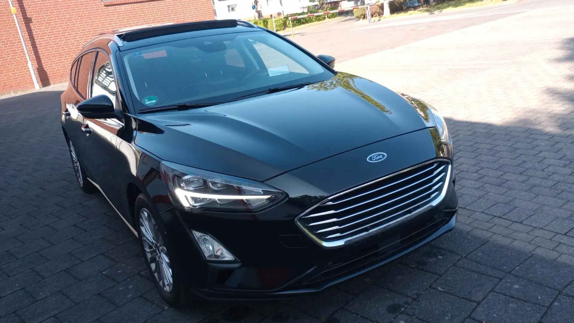 Ford Focus Kombi 1.HD Auto Navi Panor eSitz Teilleder Schwarz - 1