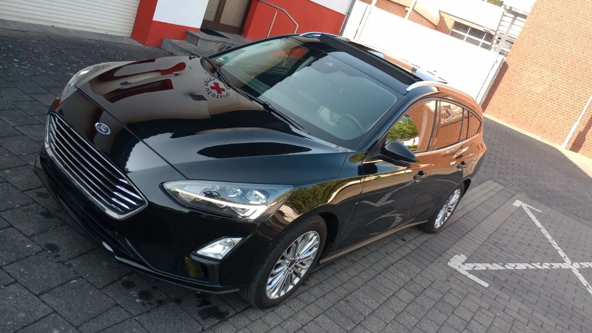Ford Focus Kombi 1.HD Auto Navi Panor eSitz Teilleder Schwarz - 2