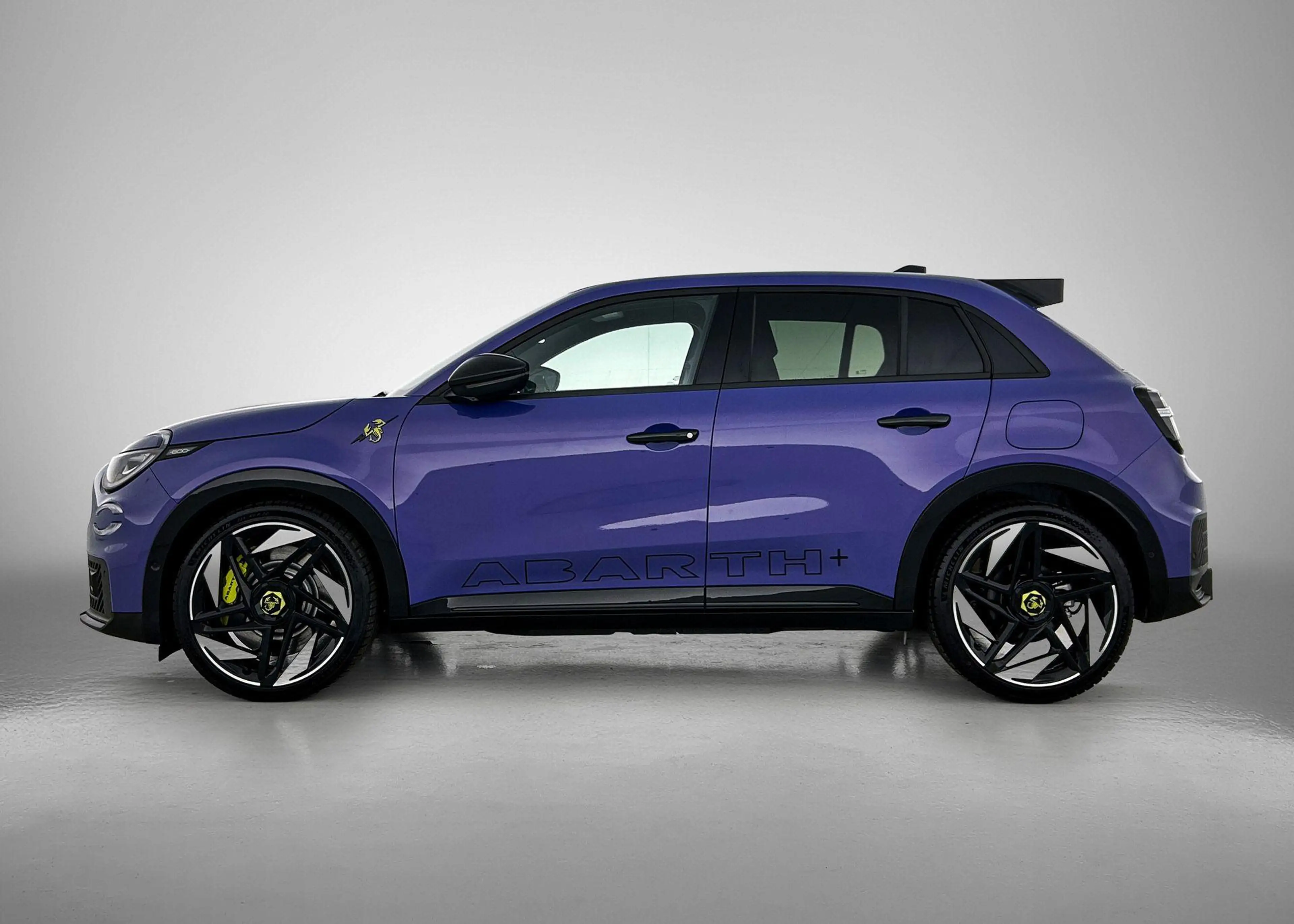 Abarth 600e Abarth Scorpionissima 54 kWh 280pk | Sperdifferent — photo 2