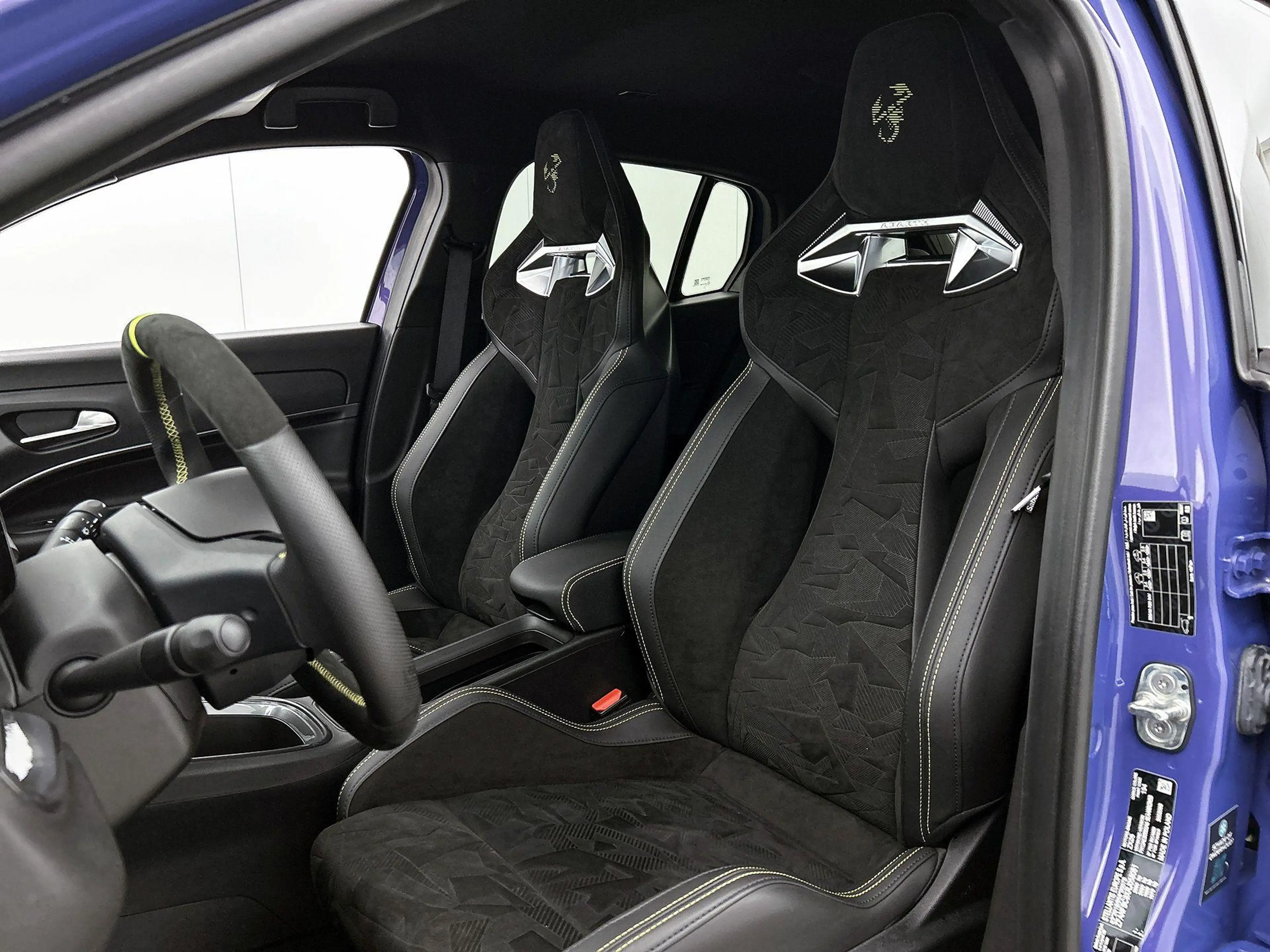 Abarth 600e Abarth Scorpionissima 54 kWh 280pk | Sperdifferent — photo 10