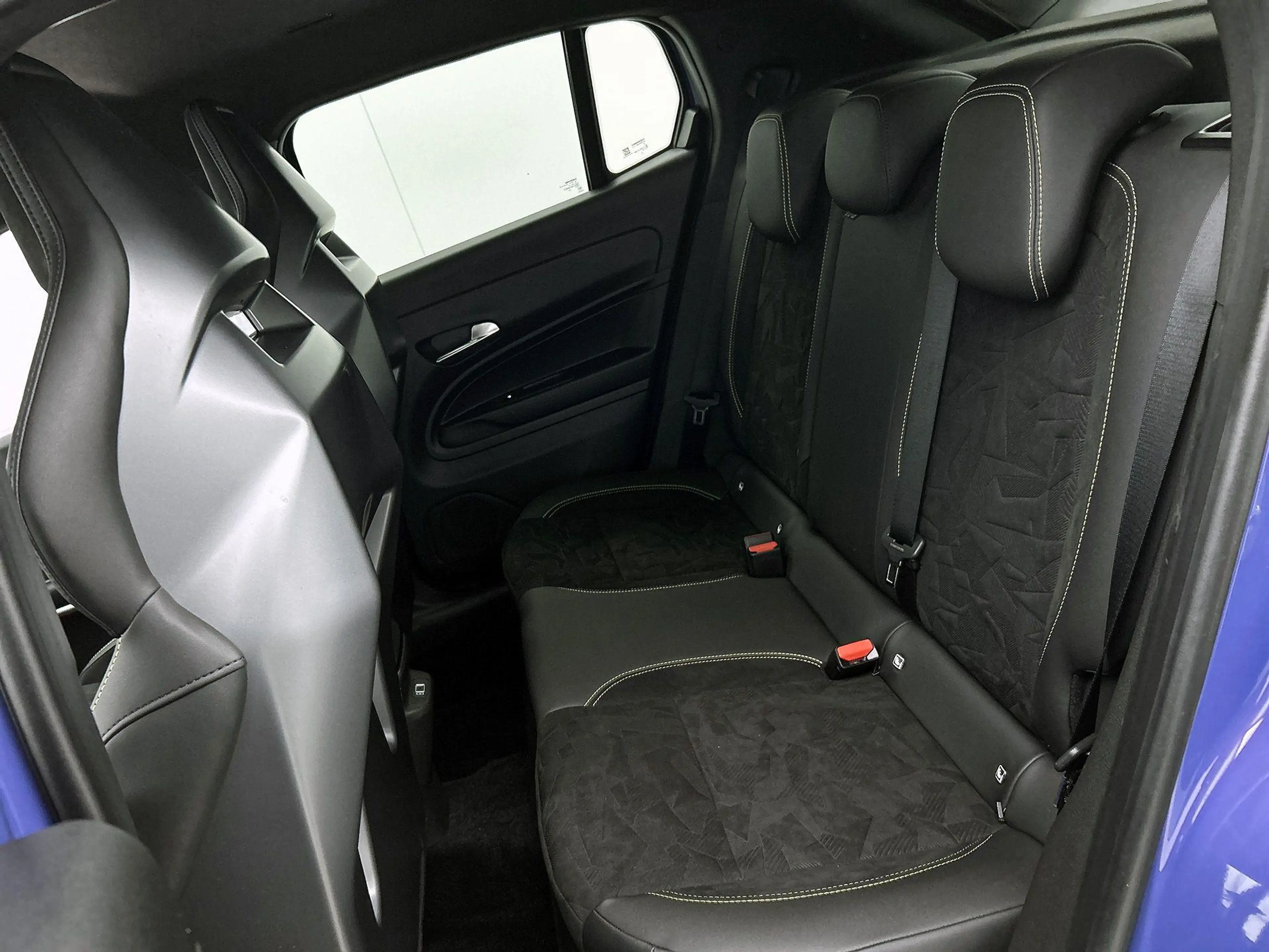 Abarth 600e Abarth Scorpionissima 54 kWh 280pk | Sperdifferent — photo 14