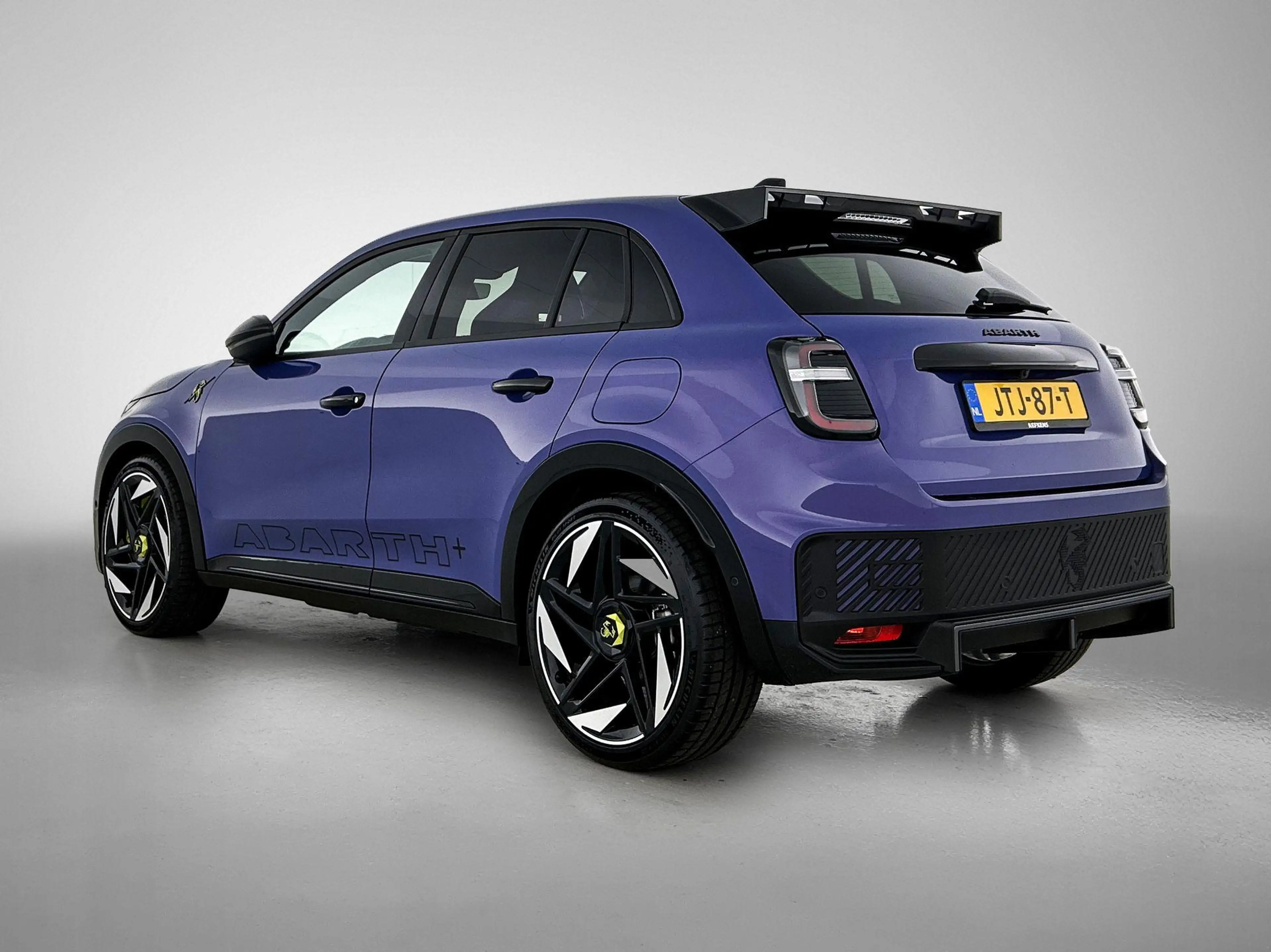 Abarth 600e Abarth Scorpionissima 54 kWh 280pk | Sperdifferent — photo 4