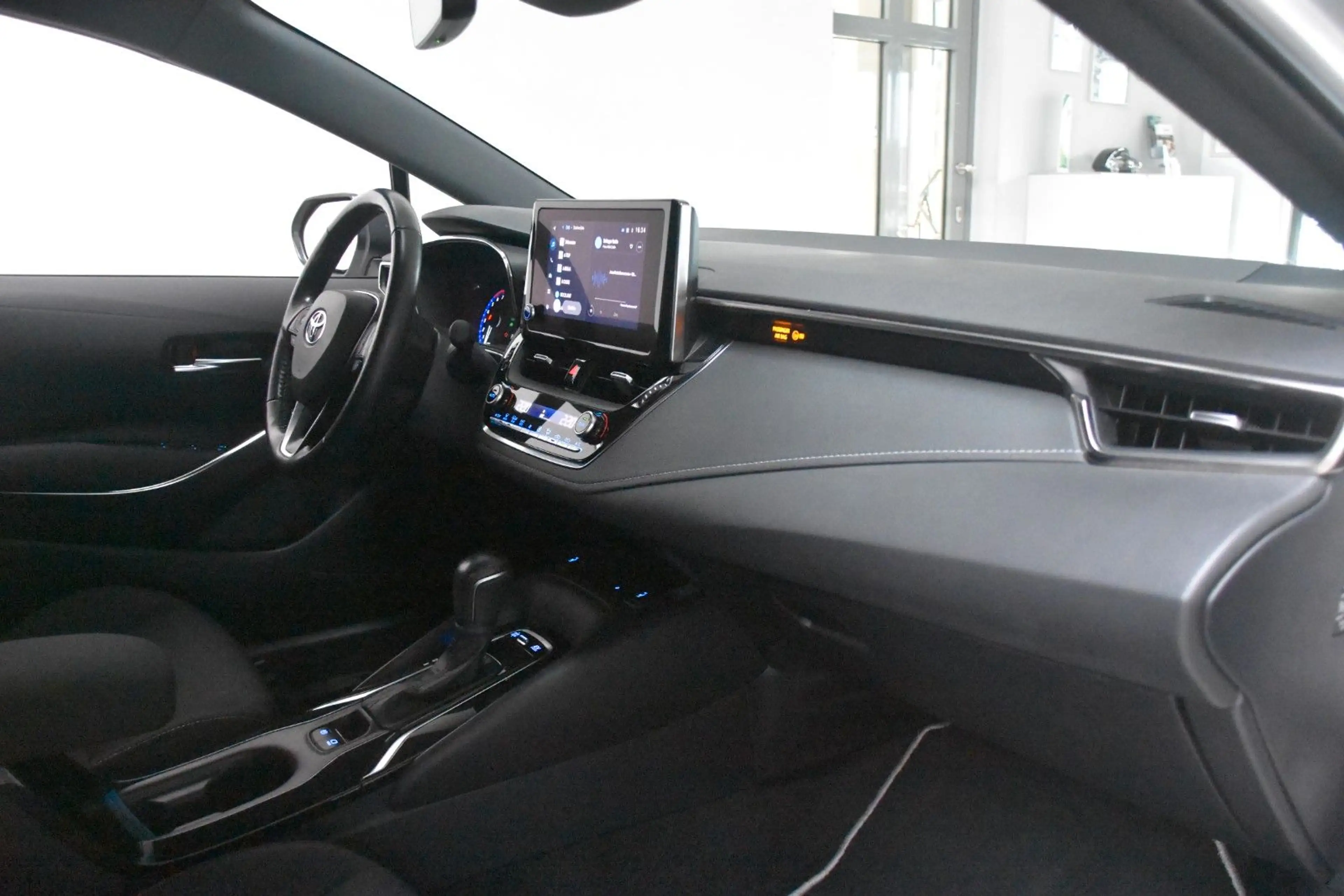Toyota Corolla Hybrid Team D LED Kamera AppNavi Tempo — photo 13