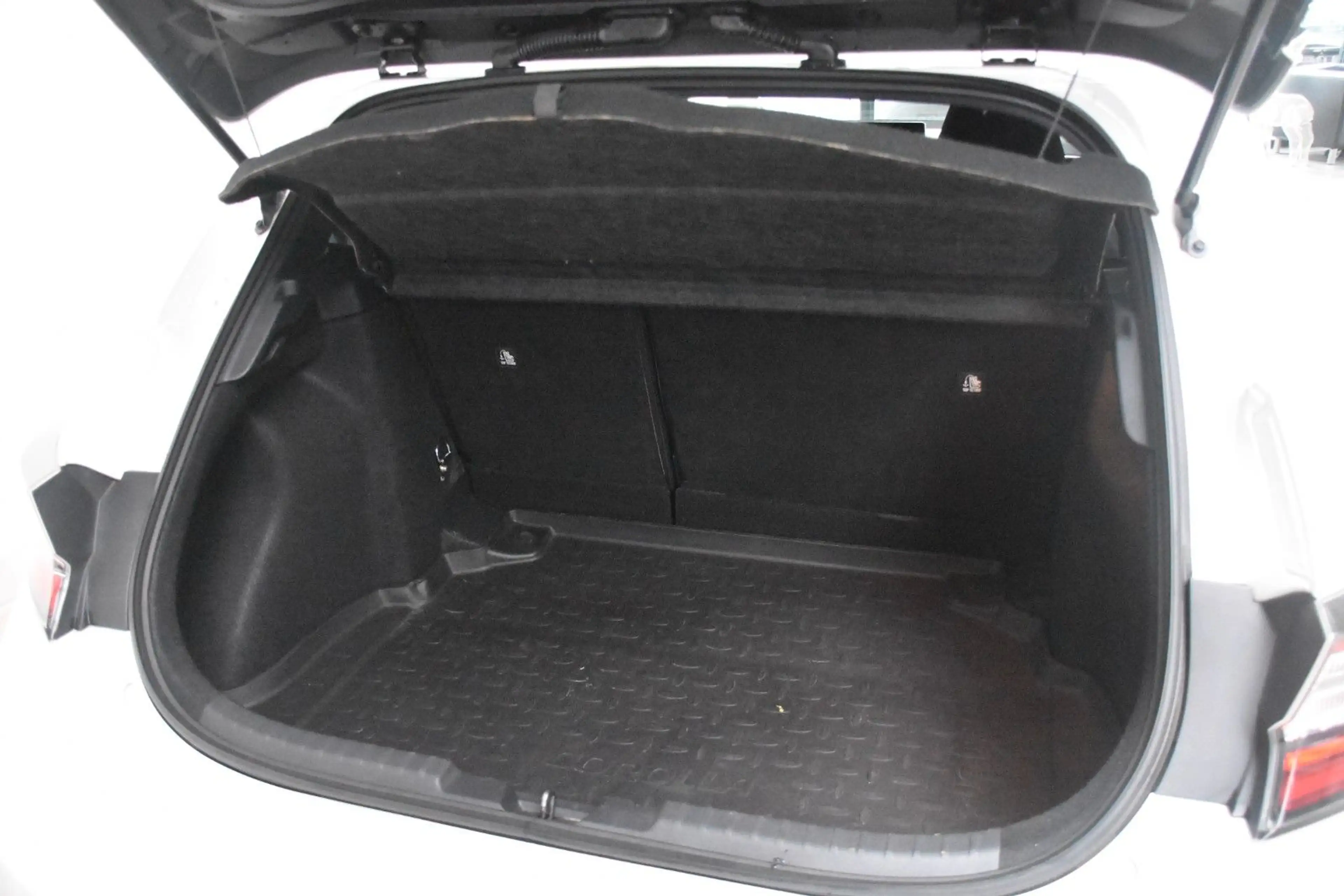 Toyota Corolla Hybrid Team D LED Kamera AppNavi Tempo — photo 6