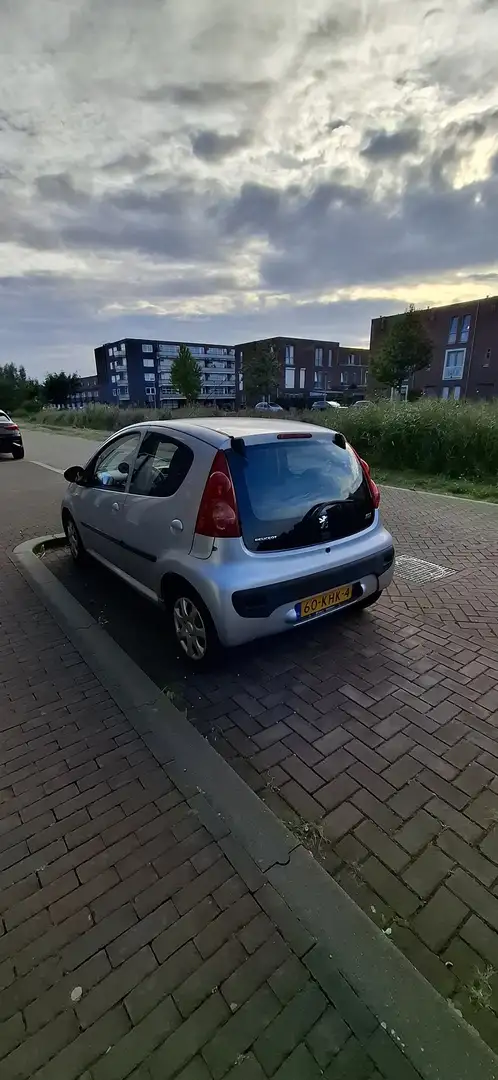 Peugeot 107 1.0-12V Sublime Stříbrná - 2