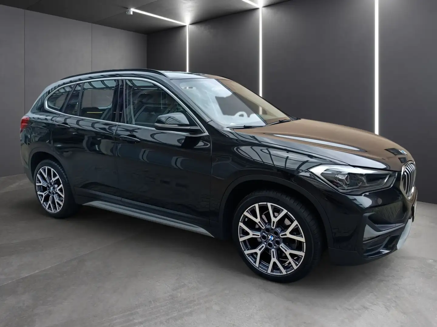 BMW X1 xDrive20d xLine 19" ALU+ANH.KUPPLUNG+NAVI+LED Schwarz - 2