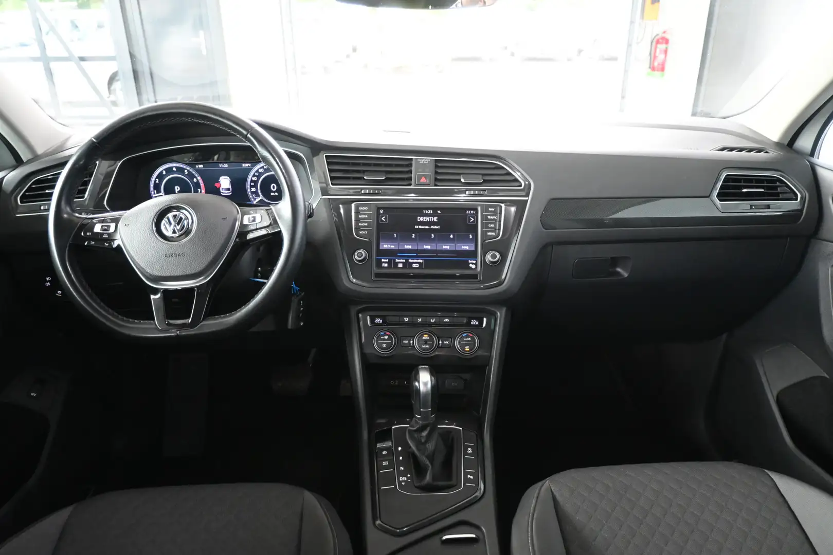 Volkswagen Tiguan 1.4 TSI ACT R-LINE Connected Series Trekhaak Clima Wit - 2