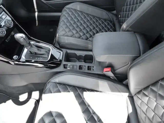 Volkswagen T-Roc view 13