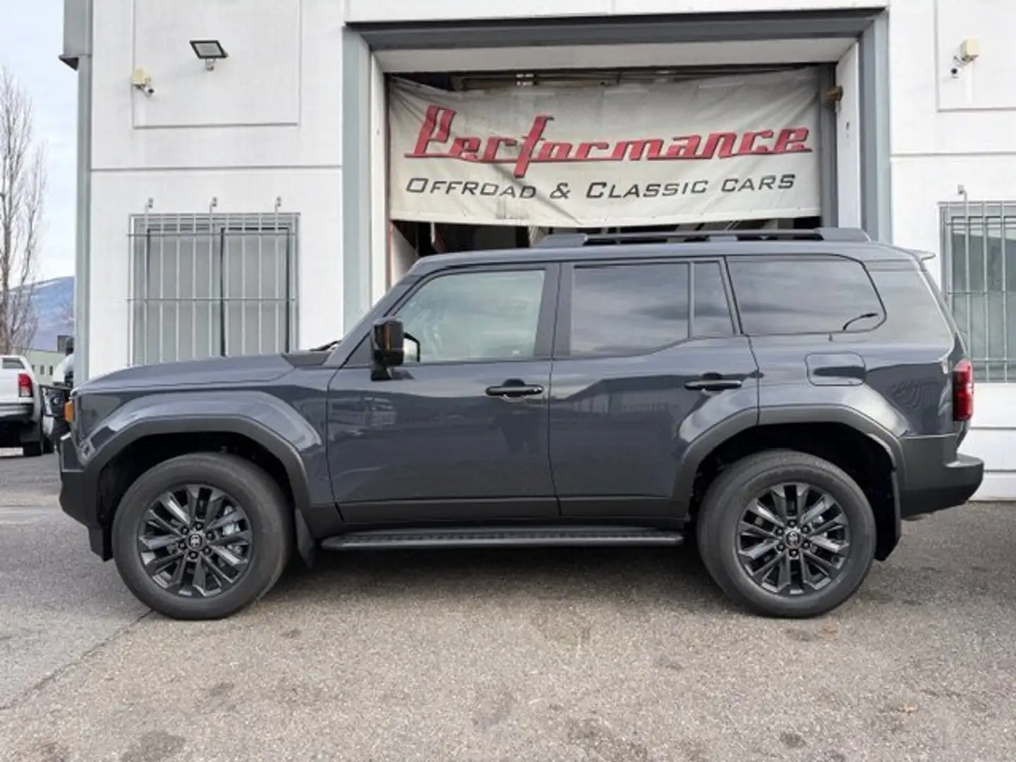 Toyota Land Cruiser MILD HYBRID MOD. 2026  7 POSTI Schwarz - 2