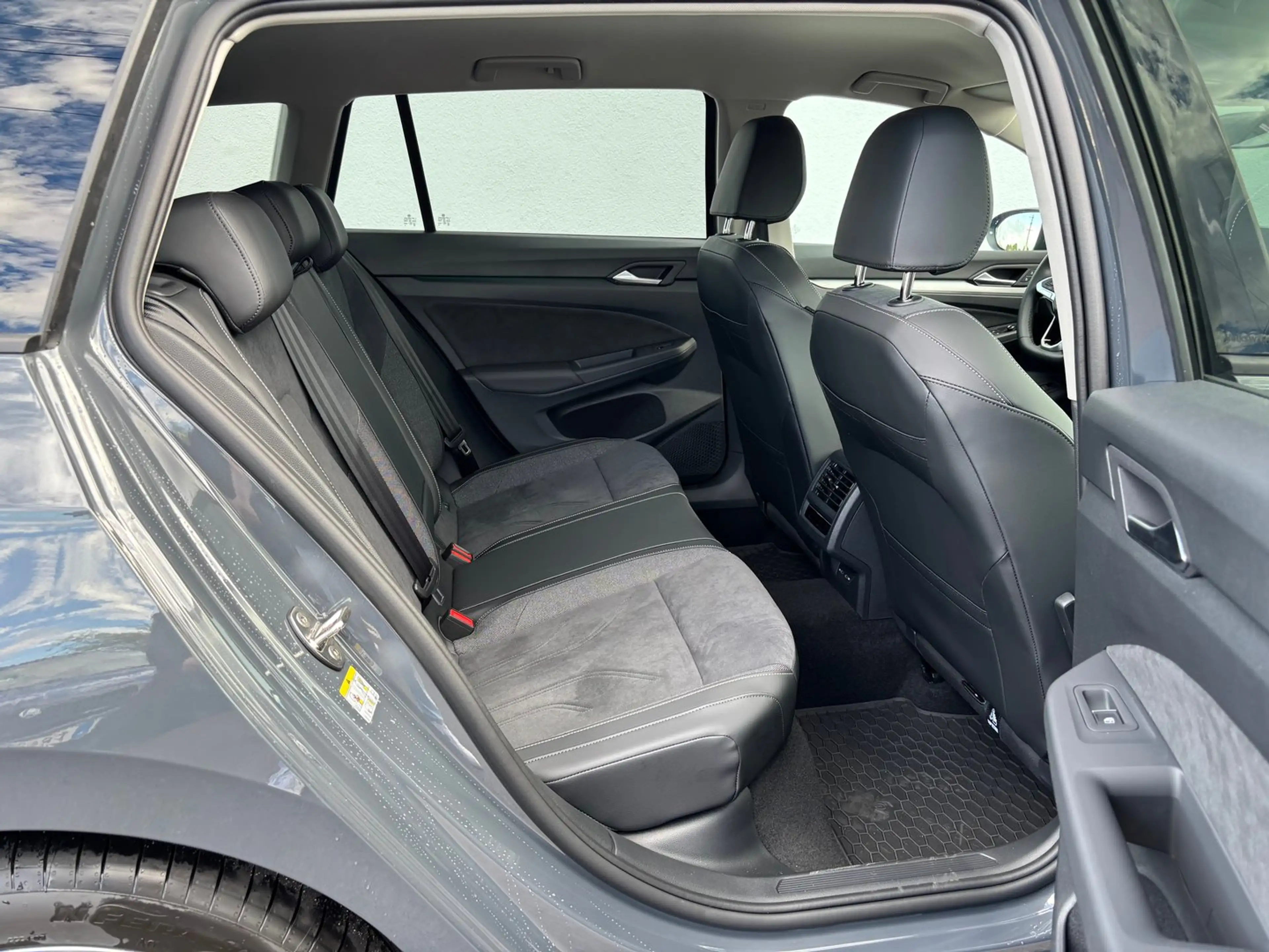 Volkswagen Golf Variant Business mHeV DSG — photo 8