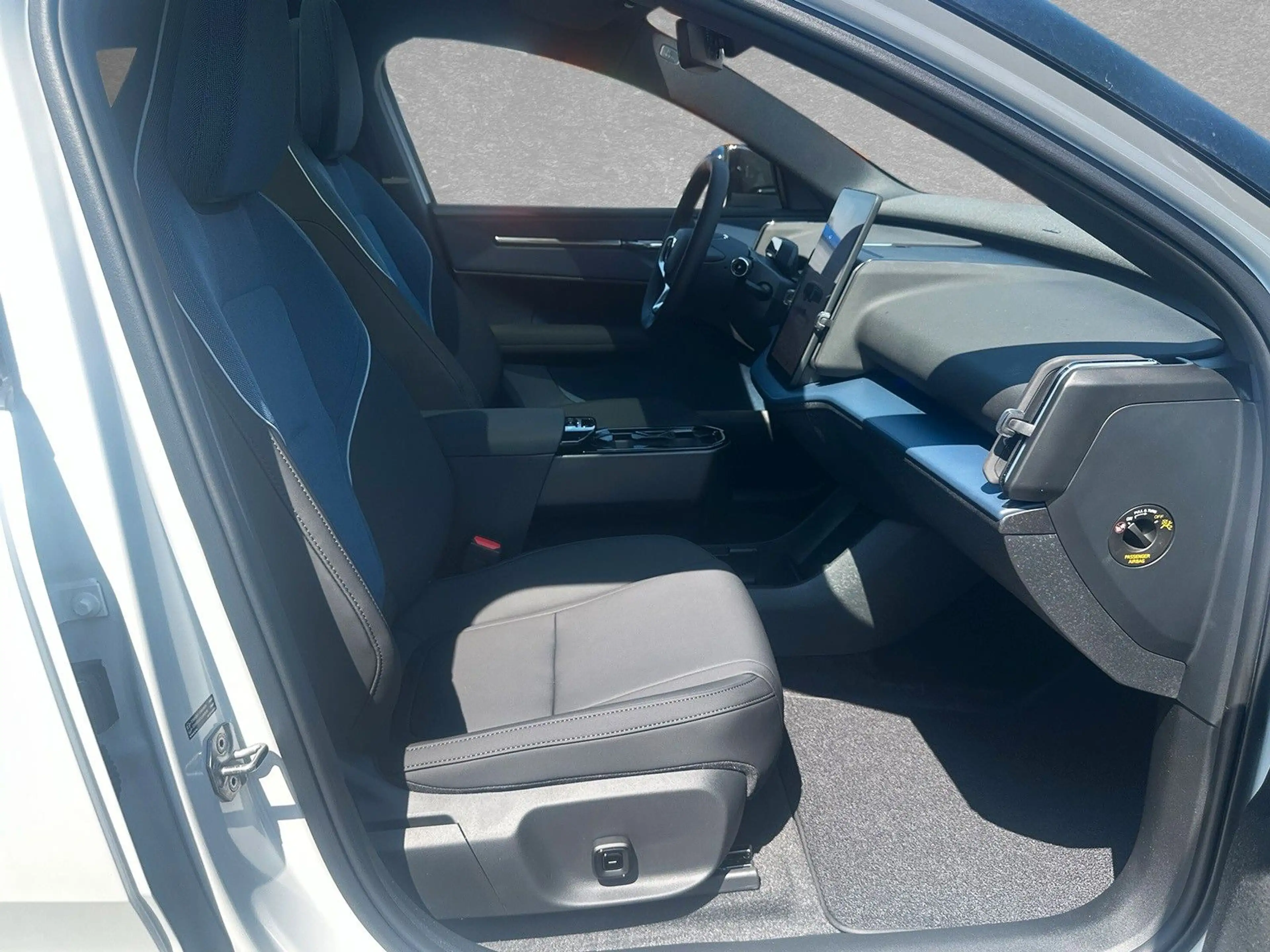Volvo EX30 Cross Country Ultra Twin Motor AWD ACC — photo 4