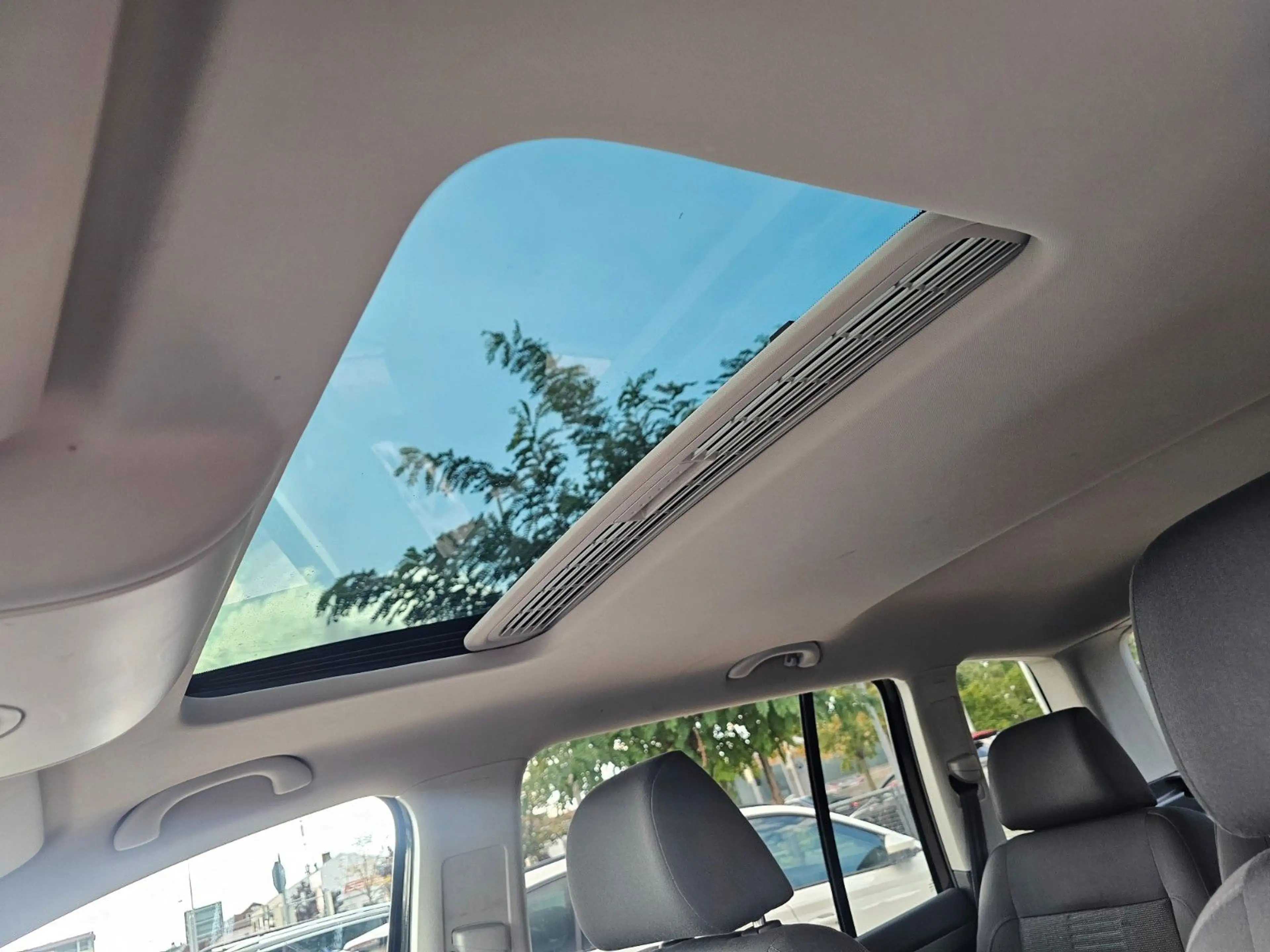 Volkswagen Touran Highline Xenon — photo 14