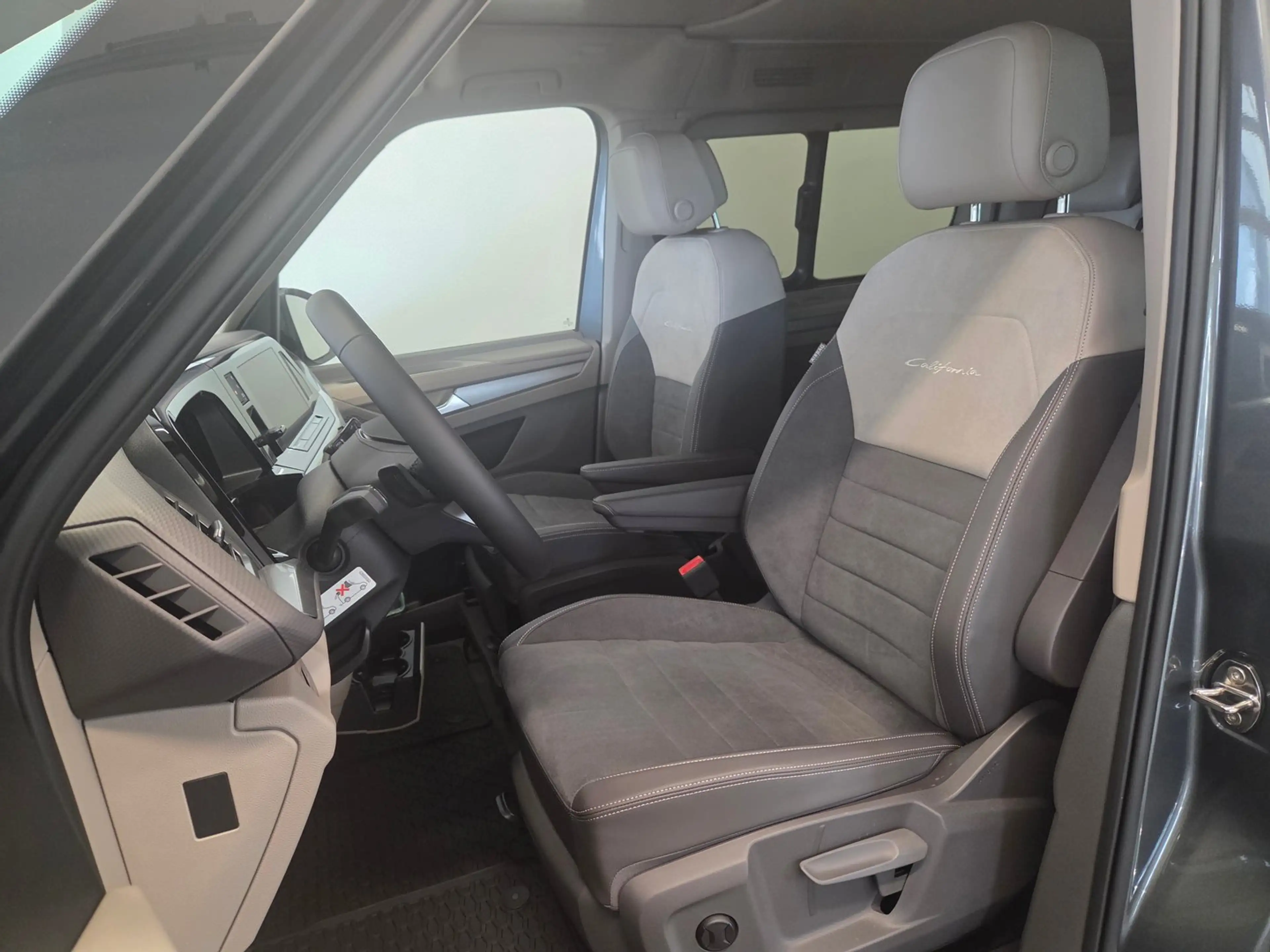 Volkswagen T7 California VW T7 California Ocean eHybrid 180 kW 4M — photo 5