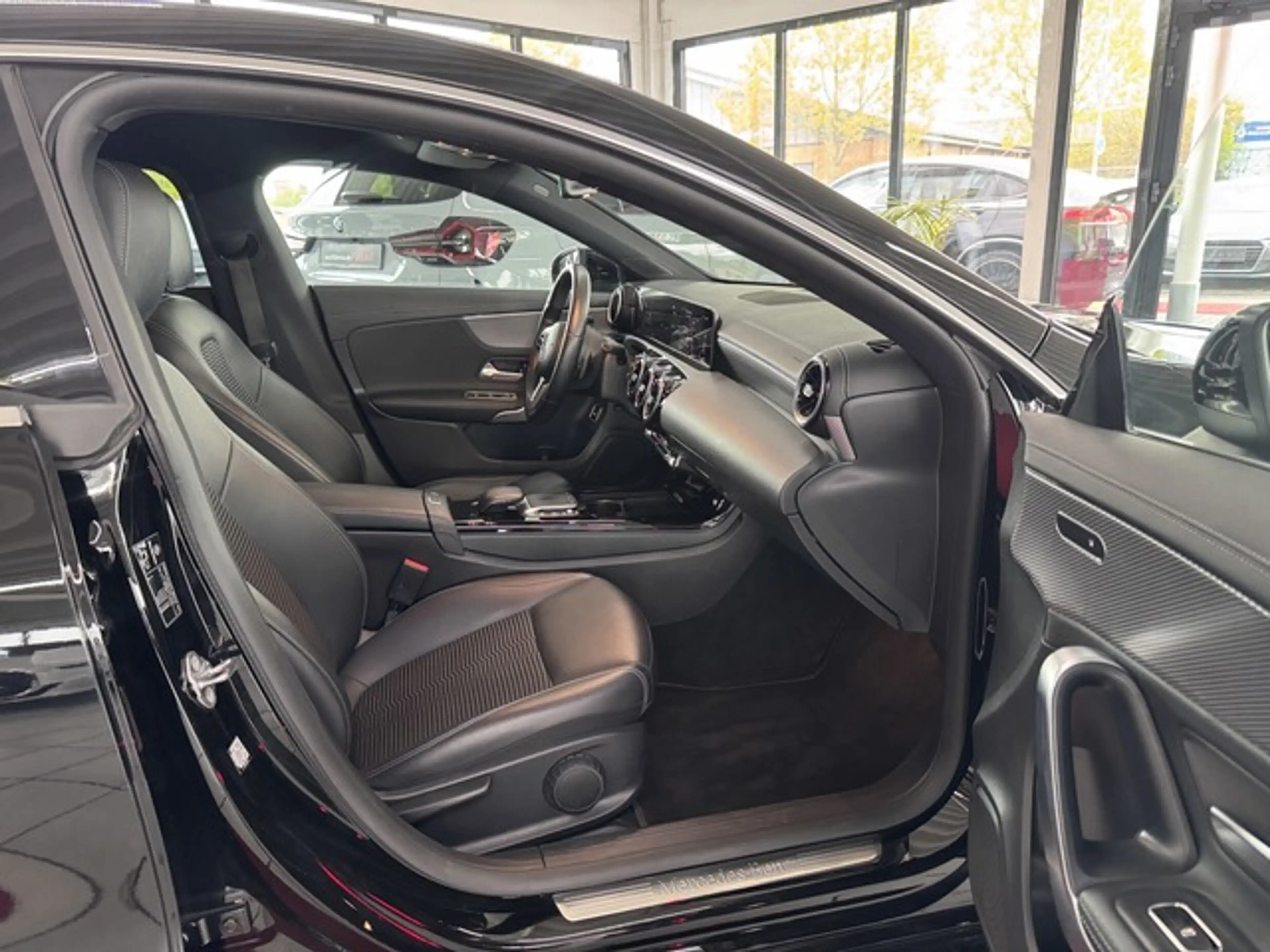 Mercedes-Benz CLA 200 d°LED°NAVI°Standheizung°PDC° — photo 10