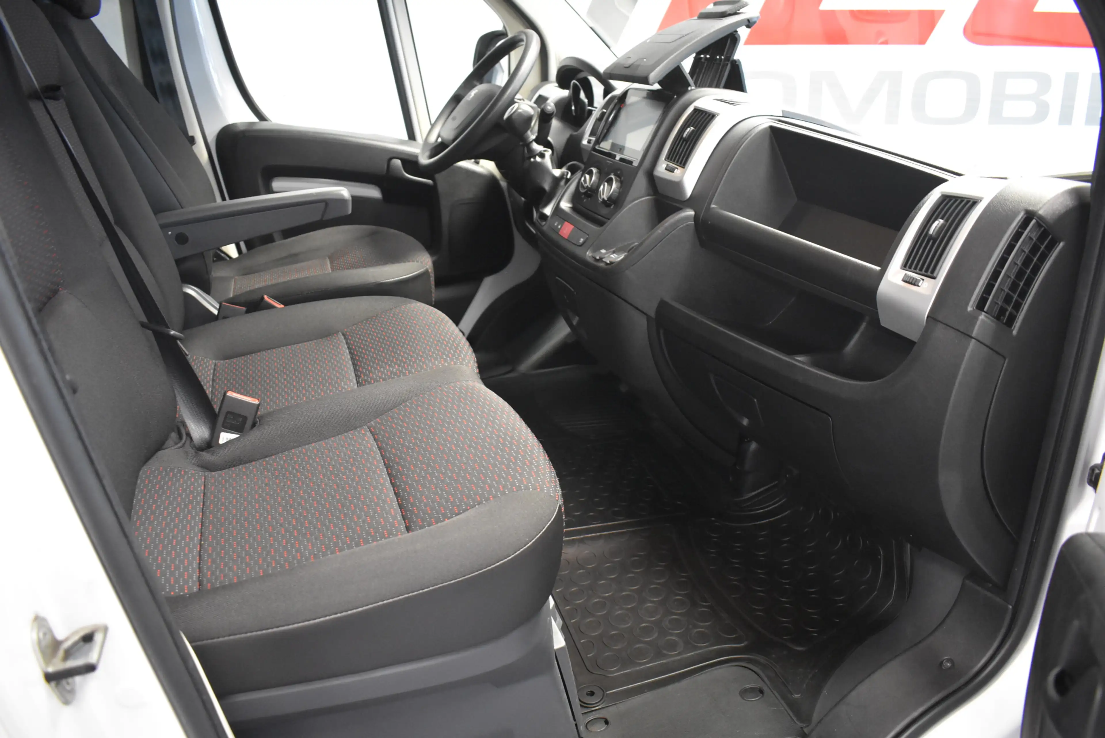 Peugeot Boxer 333 L2H2 BlueHDi 140 Carplay Kamera Temp — photo 6