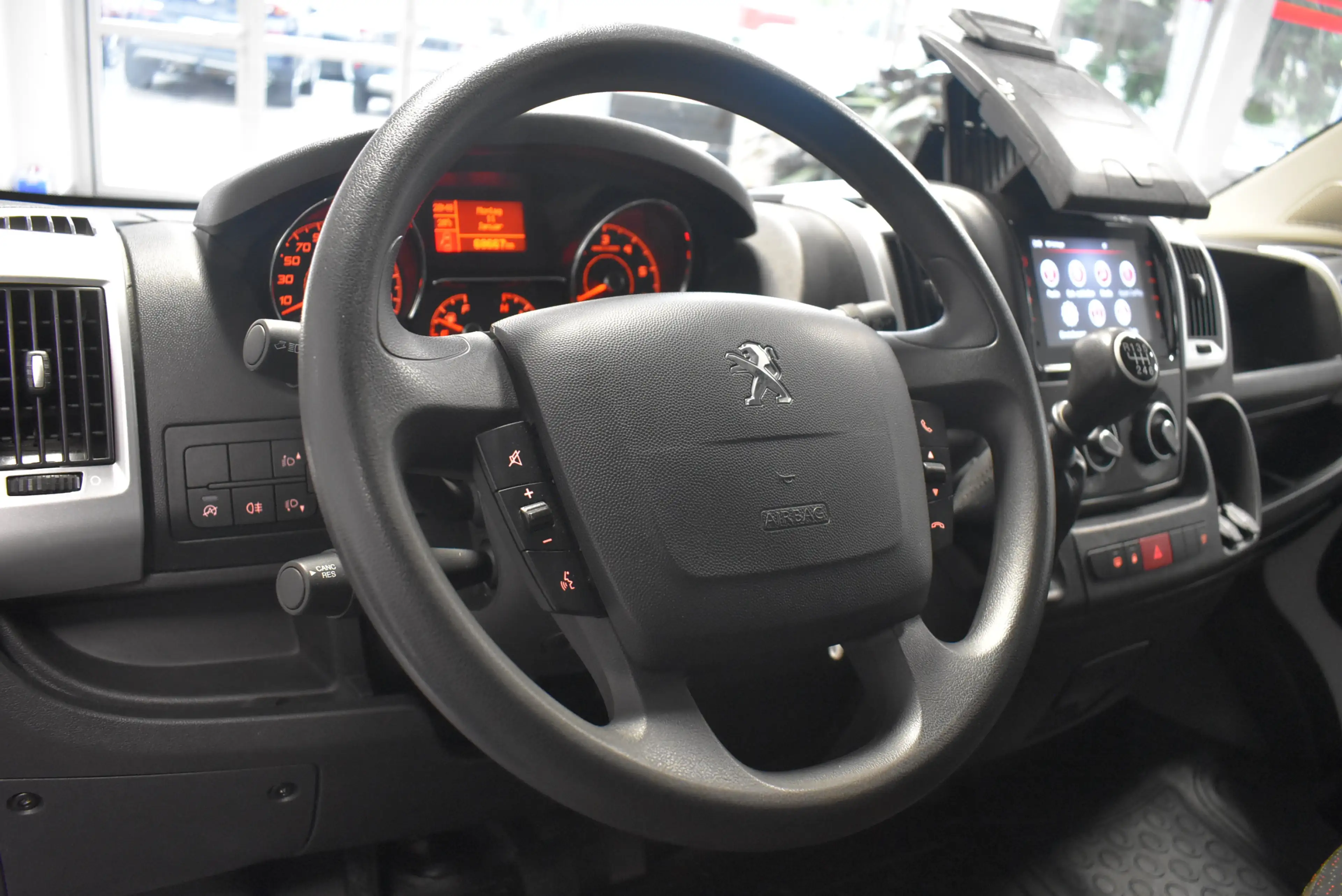 Peugeot Boxer 333 L2H2 BlueHDi 140 Carplay Kamera Temp — photo 11