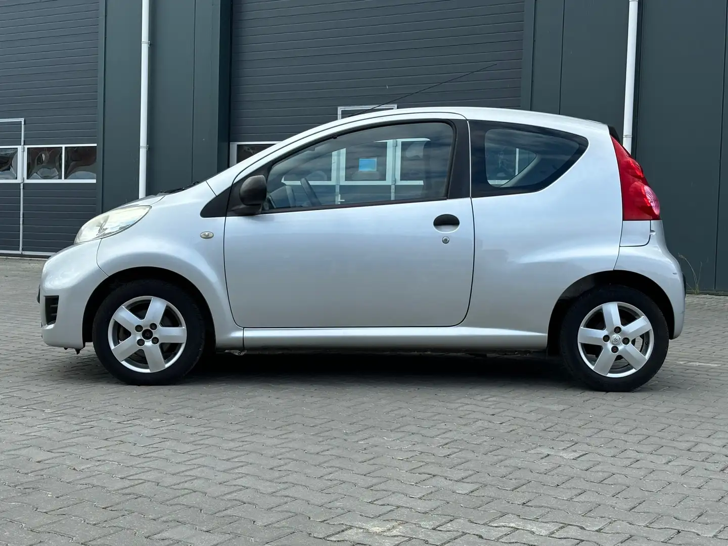 Peugeot 107 1.0-12V XR Grijs - 2