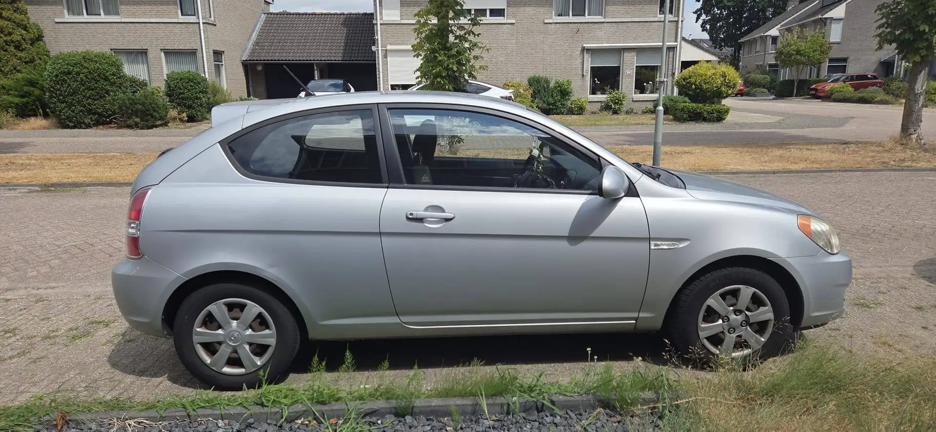 Hyundai ACCENT ACCENT 1.4i Dynamic Joy Silber - 1