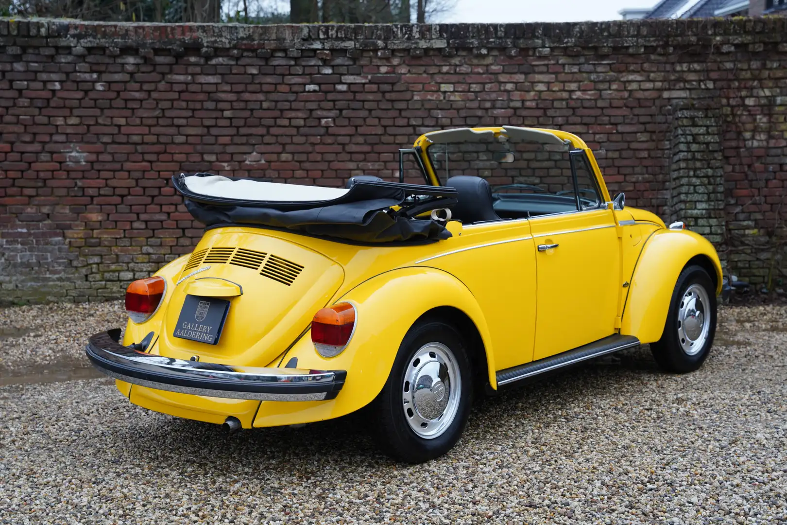 Volkswagen Beetle Kever 1303 Cabriolet An eye-catching colour scheme Yellow - 2