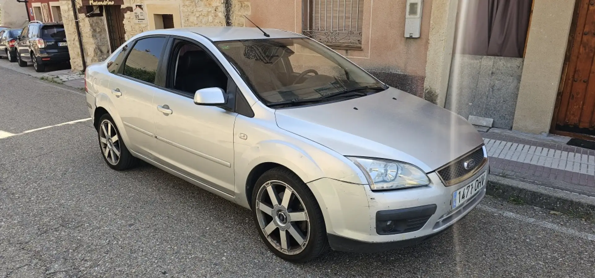 Ford Focus Sedán 2.0TDCi Ghia Gris - 2