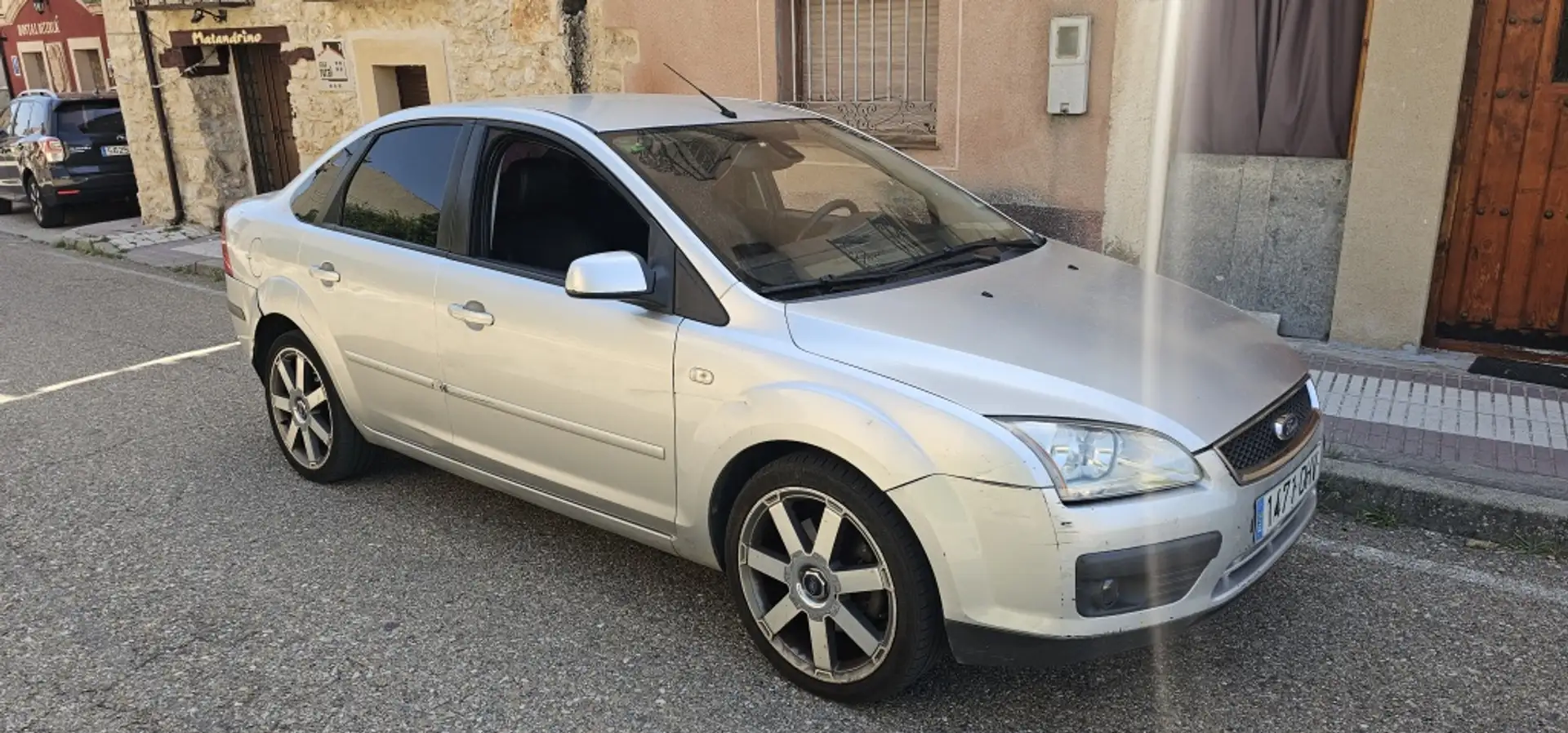 Ford Focus Sedán 2.0TDCi Ghia Gris - 1