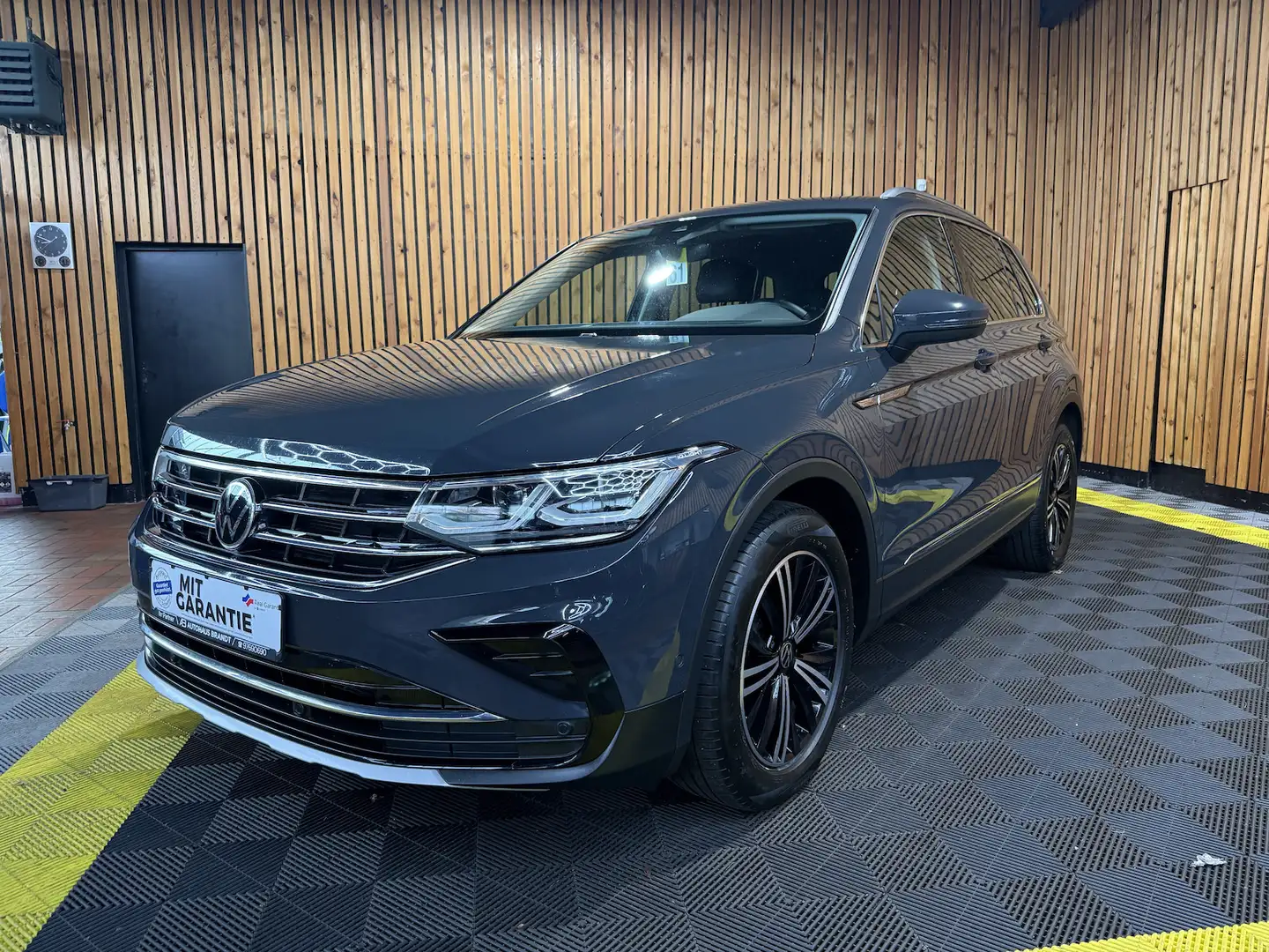Volkswagen Tiguan 2,0 TDI 4M DSG *Navi*Kam*AHK*StandHz*Virt Grau - 1