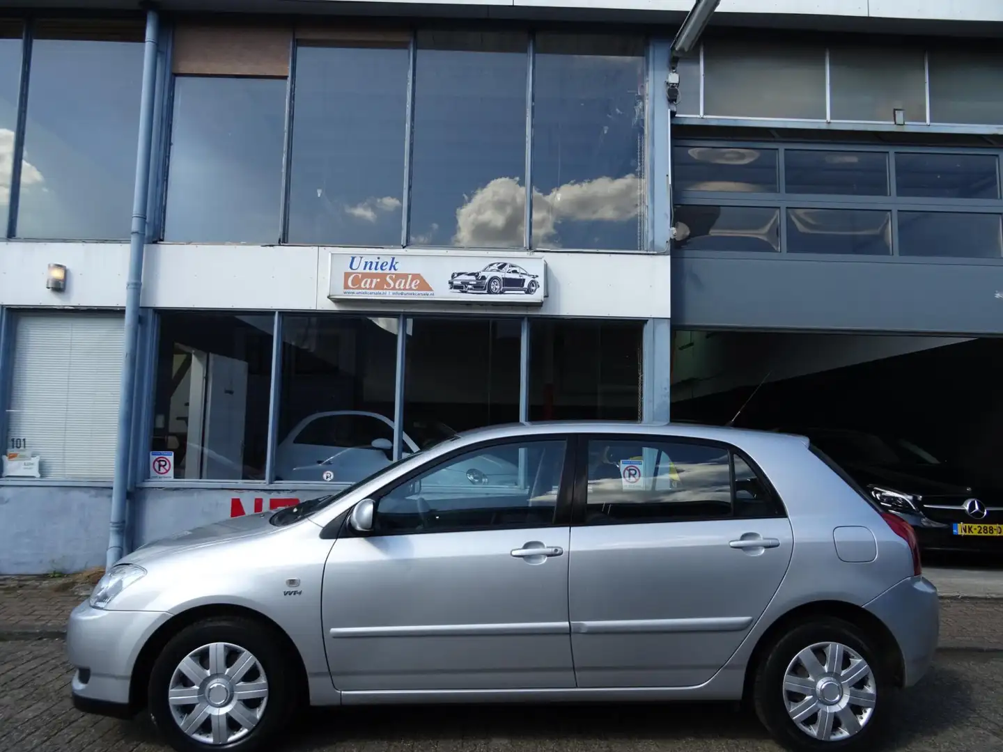 Toyota Corolla 1.6 VVT-i Linea Sol Grijs - 2