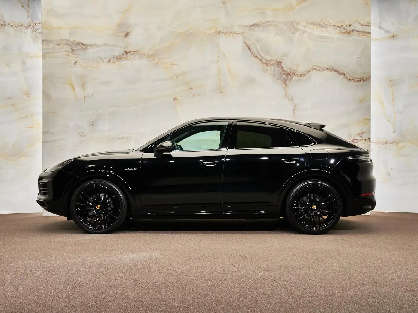 Porsche Cayenne Coupé 3.0 E-Hybrid, SportDesign, 22", pano, luchtv Zwart - 2