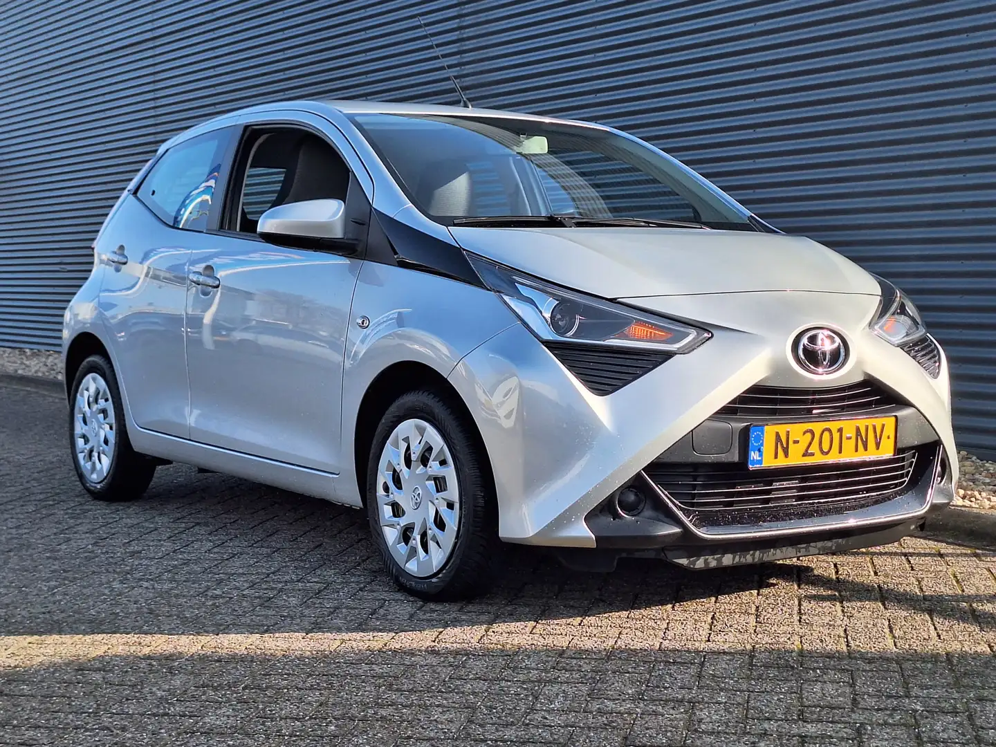 Toyota Aygo 1.0 VVT-i x-play | Camera | Touchscreen | Airco | Gris - 2