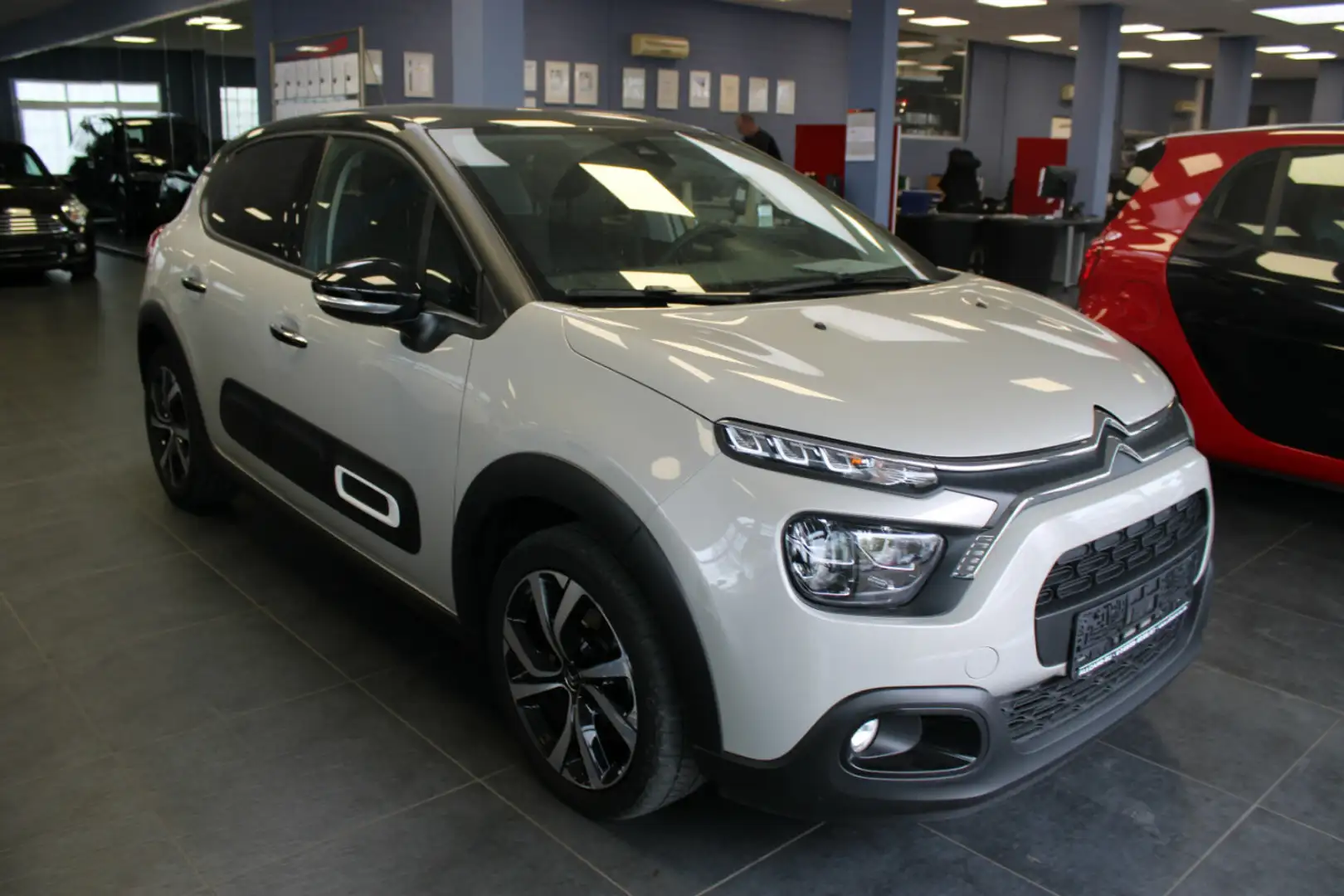 Citroen C3 PureTech 110 EAT6 Shine Pack Grau - 1