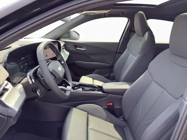 Audi Q3 view 8