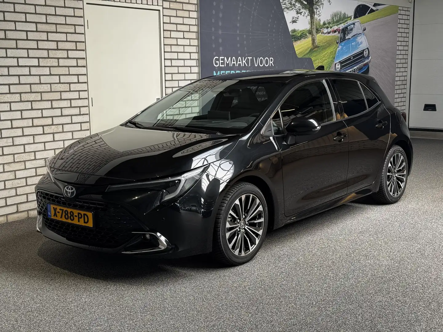 Toyota Corolla 140 Hybrid First Edition automaat Zwart - 2