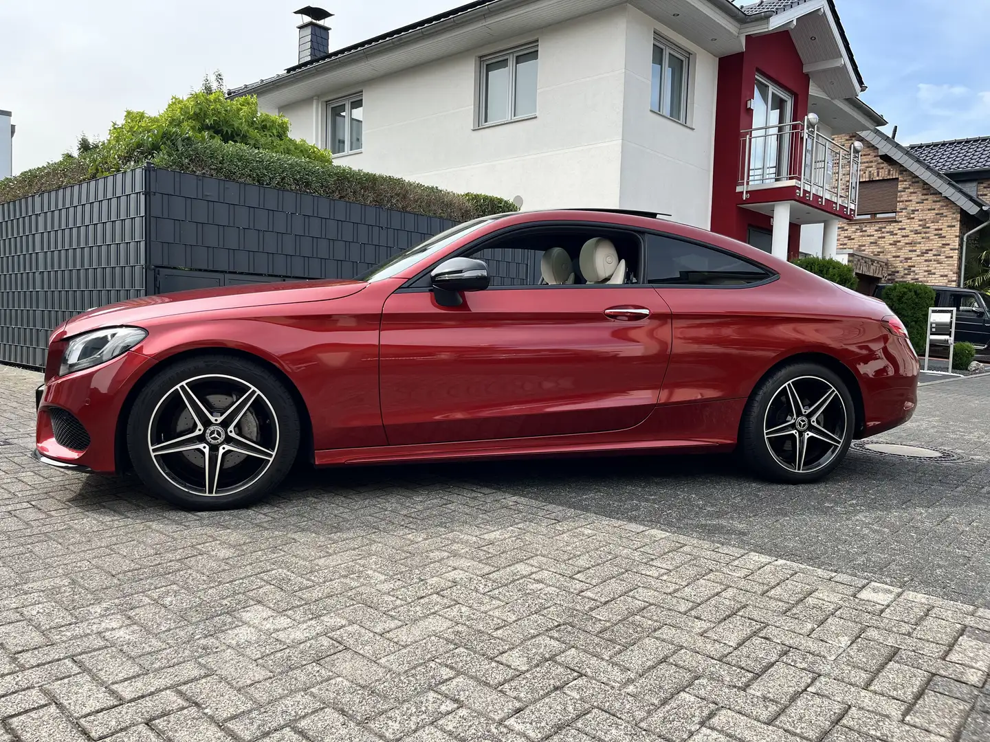 Mercedes-Benz C 200 Coupe  AMG Line, Vollaustattung, R-Kam, Pano-Dach Rouge - 1