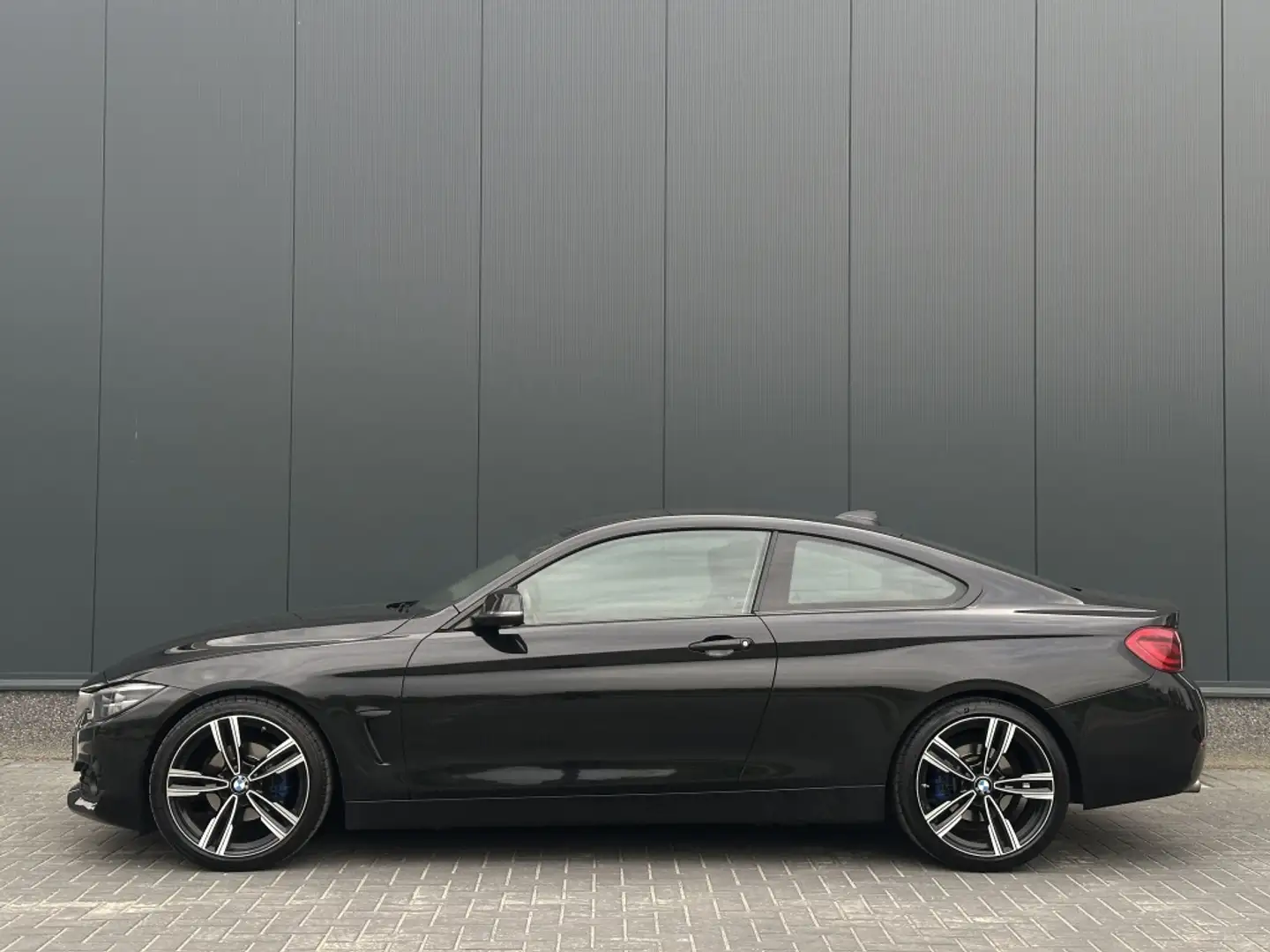 BMW 420 4-serie Coupé 420i Cent Exec M2018 NAVI PDC SPORTV Zwart - 2