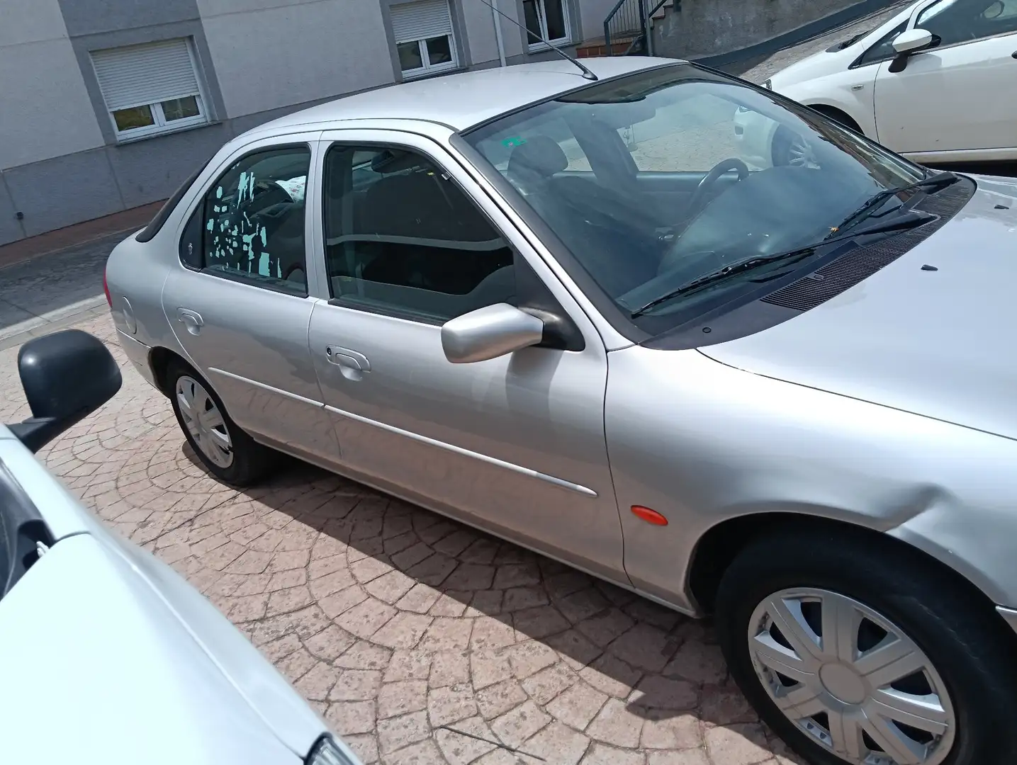 Ford Mondeo Mondeo Familiar 2.0i 16v GLX GLX Argintiu - 1