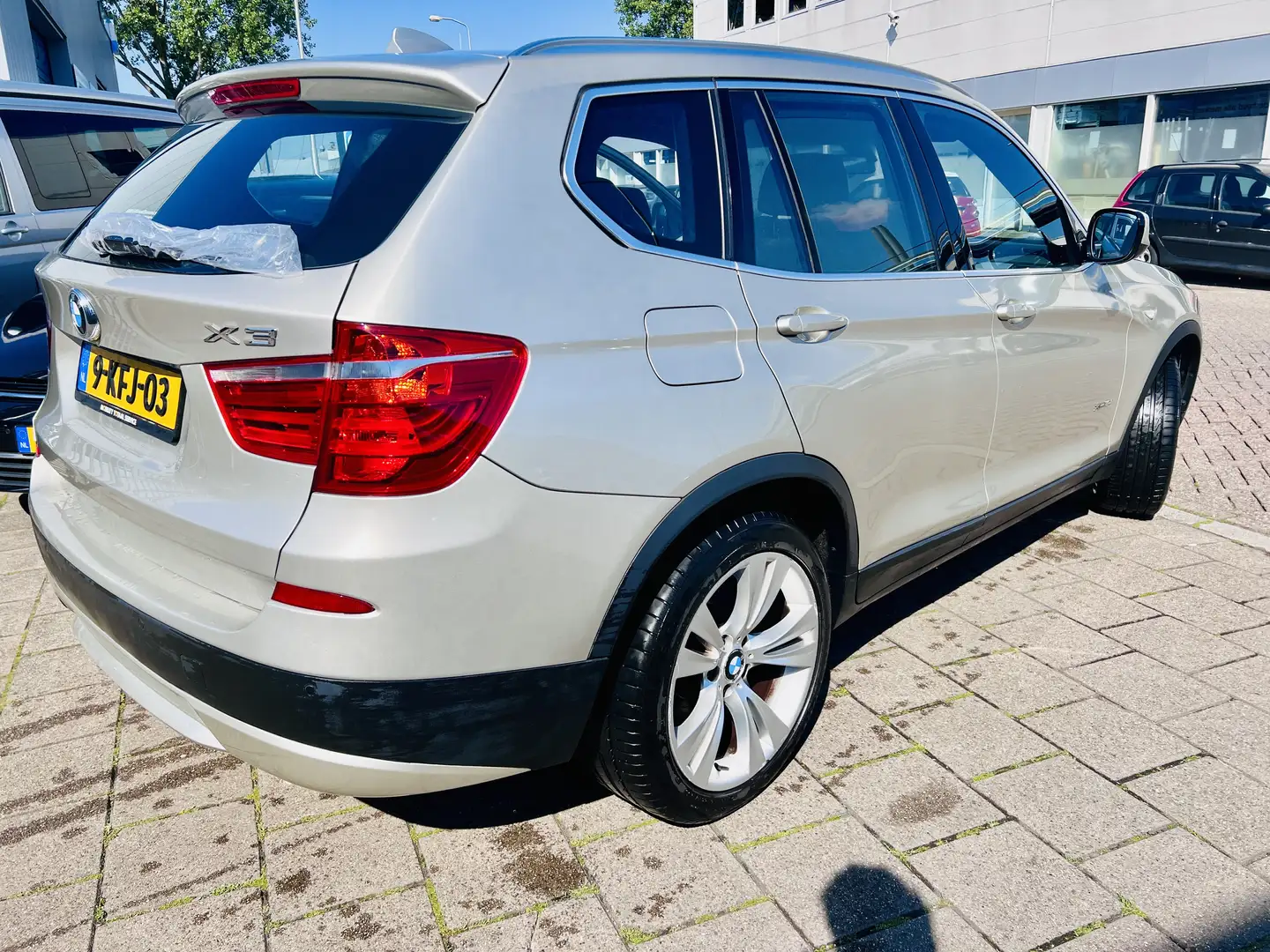 BMW xDrive20i Grey - 2