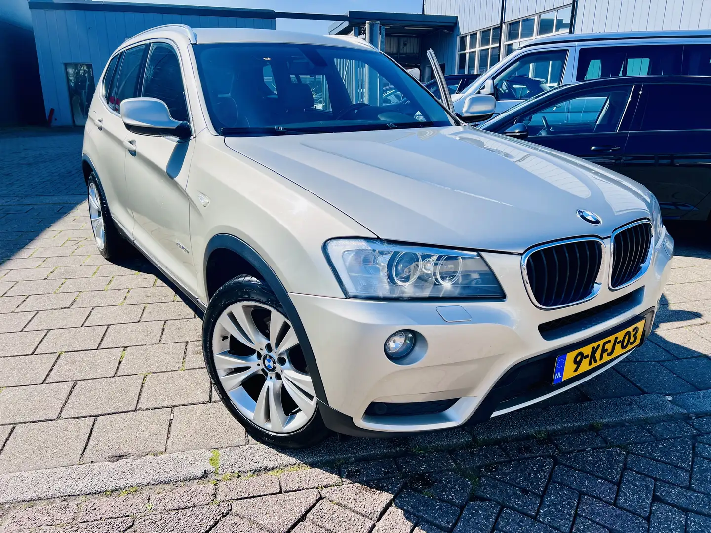 BMW xDrive20i Grey - 1
