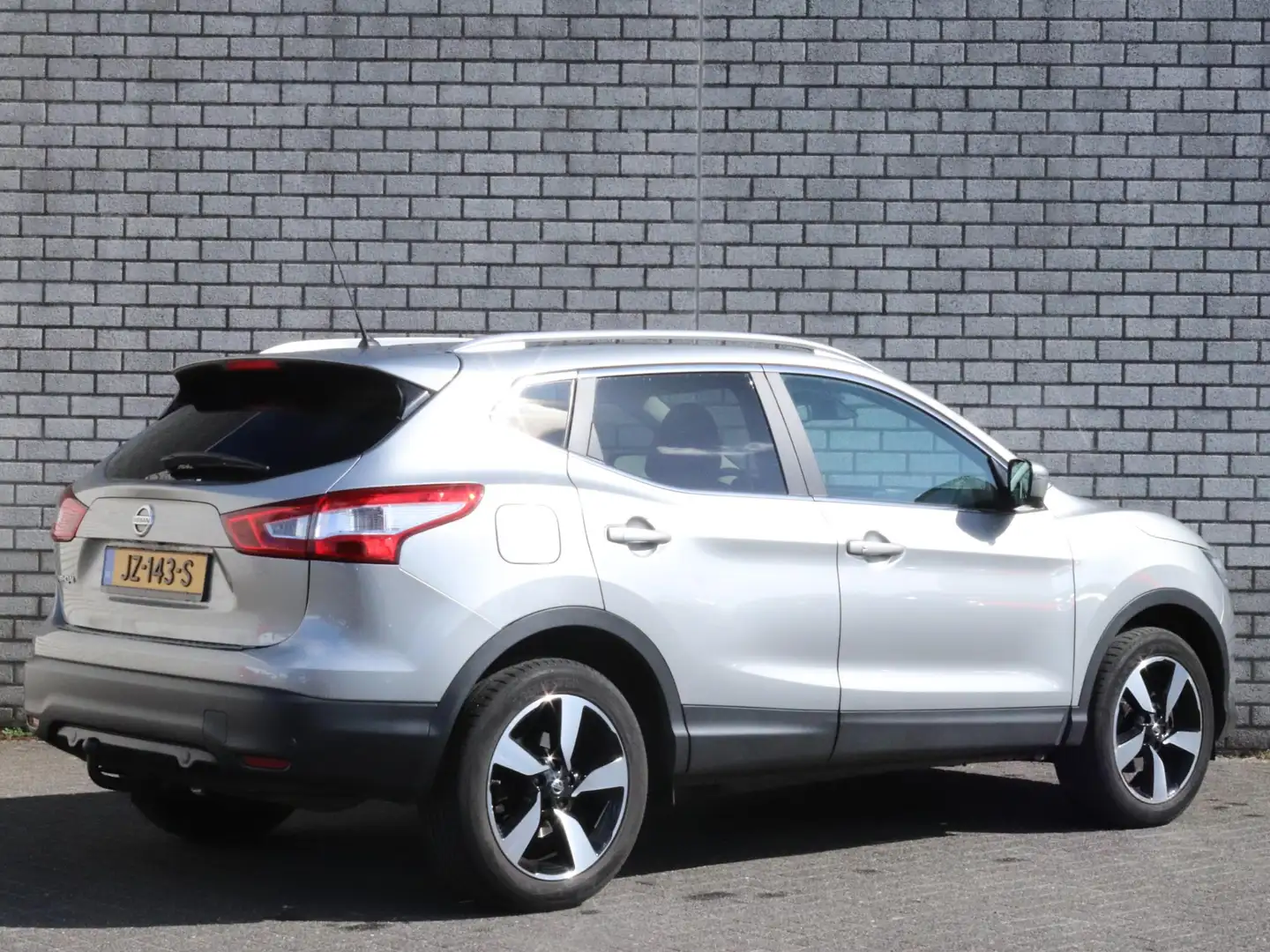Nissan Qashqai 1.2 N-Connecta | Panoramadak | Trekhaak Grijs - 2