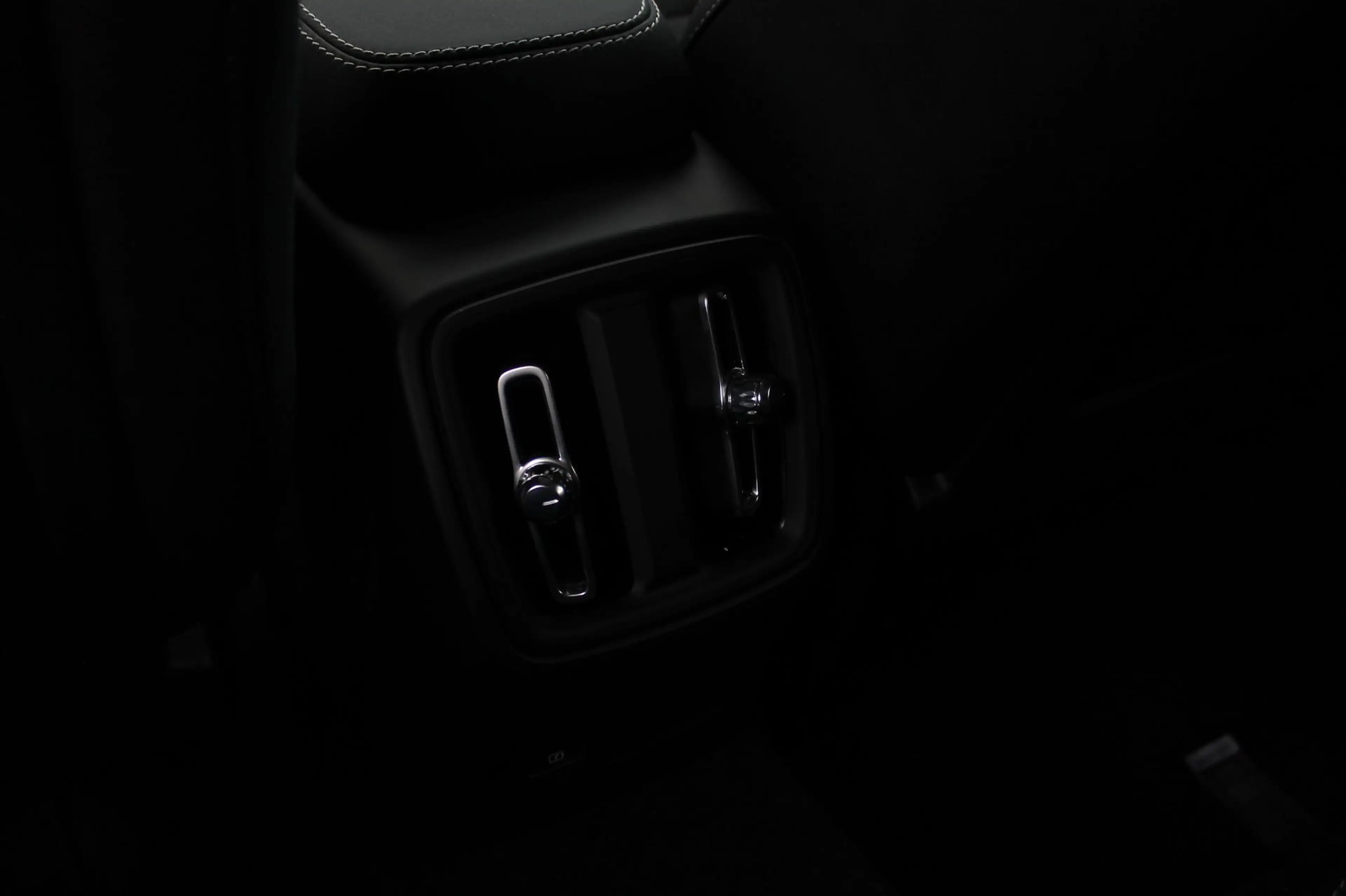 Volvo EX40 Single Motor Extended Range Plus Black Ed. 82 kWh — photo 12