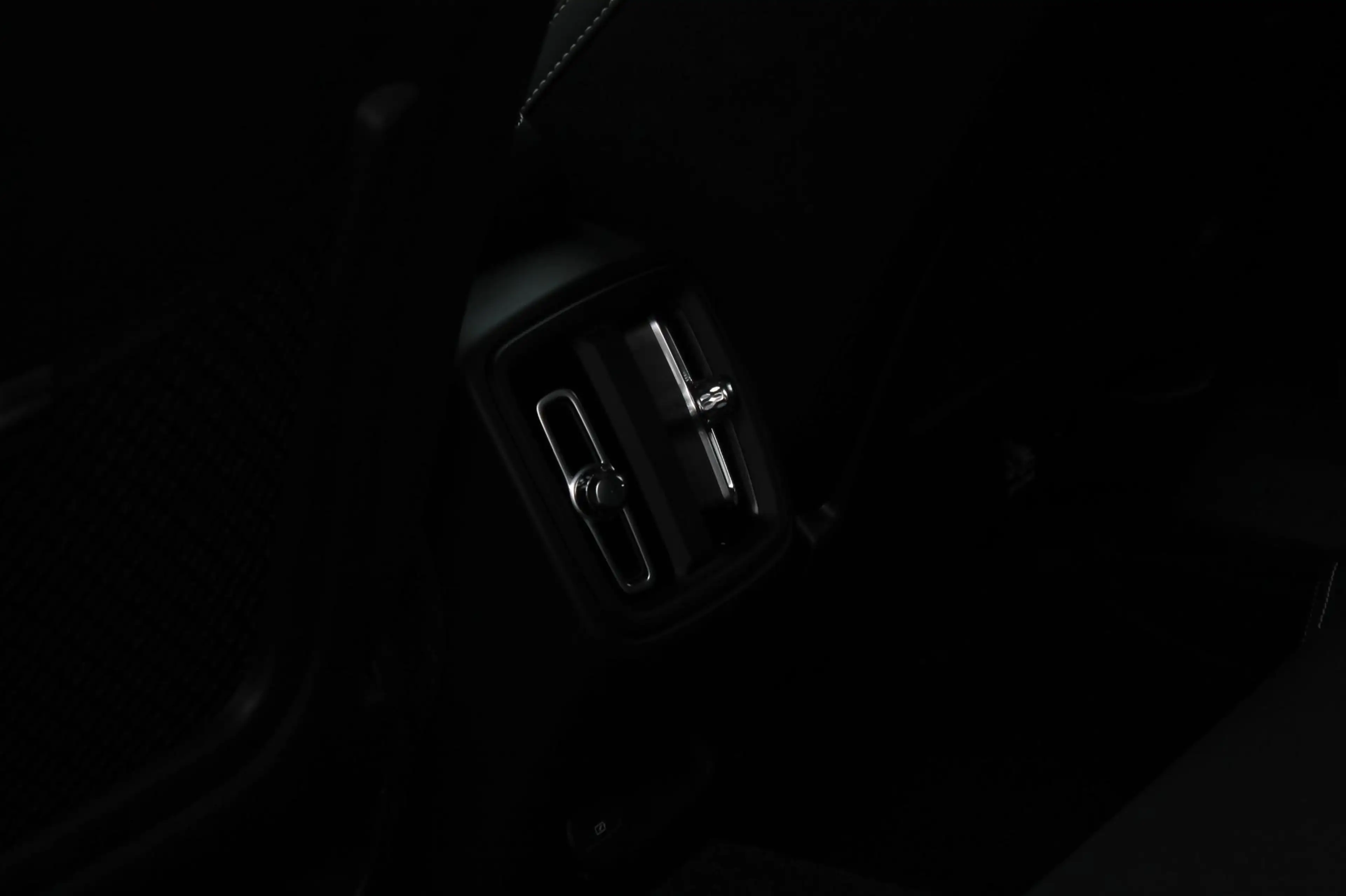 Volvo EX40 Single Motor Extended Range Plus Black Ed. 82 kWh — photo 11