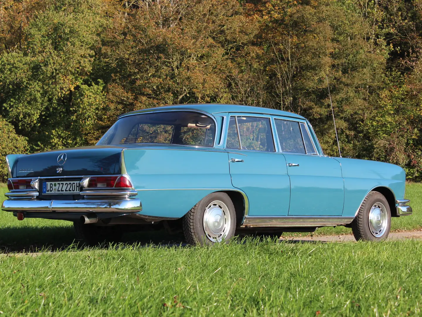 Mercedes-Benz 220 SE: gr. Heckflo. W111, SSD, Leder, Servo, H-Kennz. Blau - 2