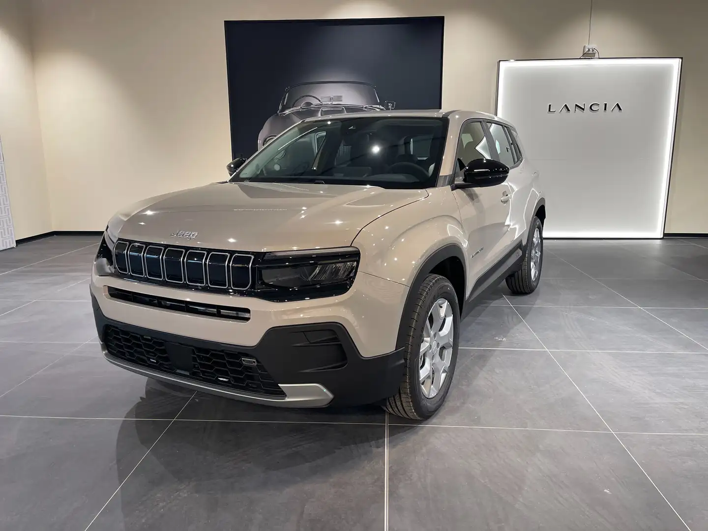 Jeep Avenger LONGITUDE 1.2 100CV KM0 Grau - 1