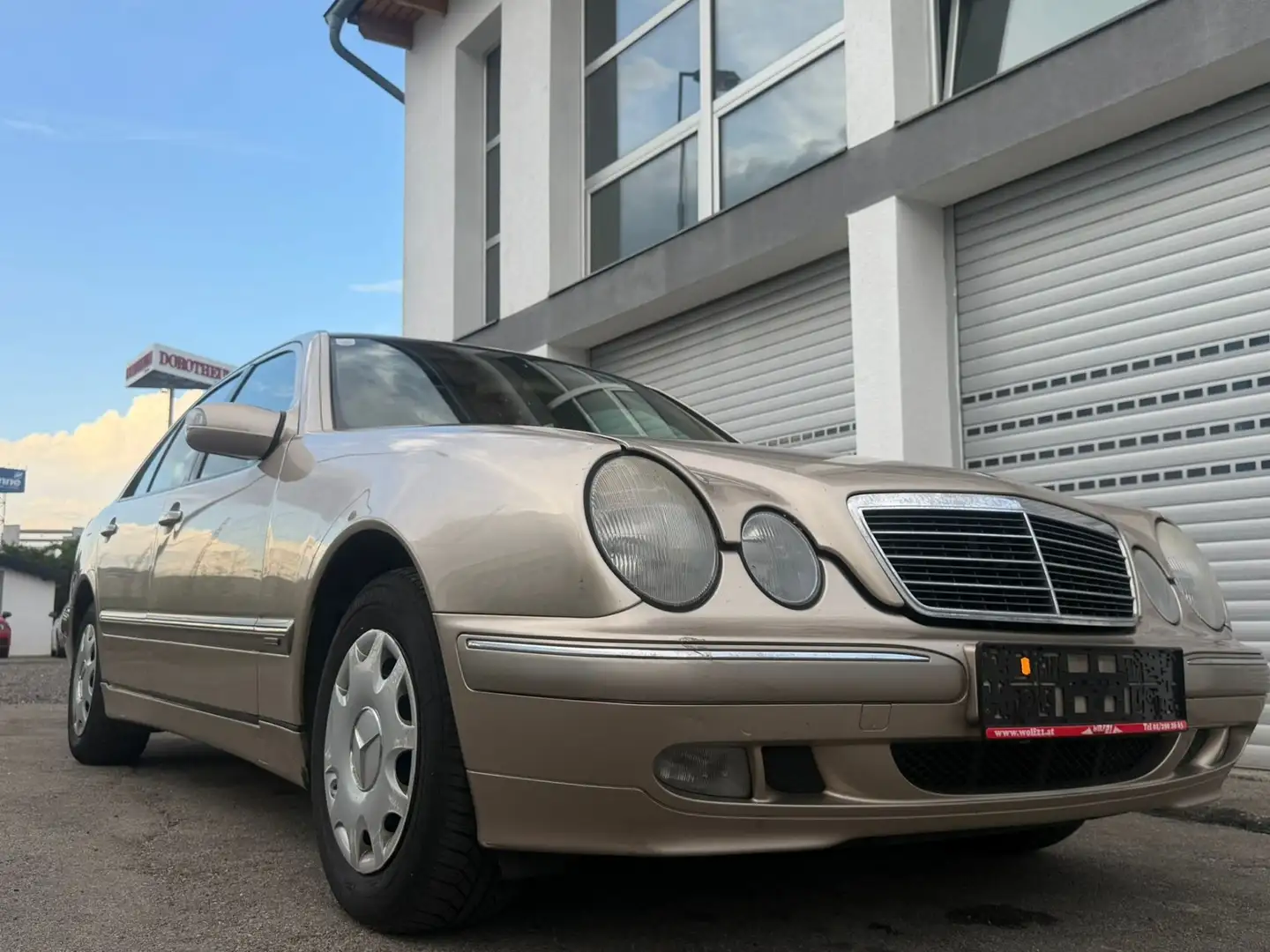 Mercedes-Benz E 240 Elegance Aut. - 2