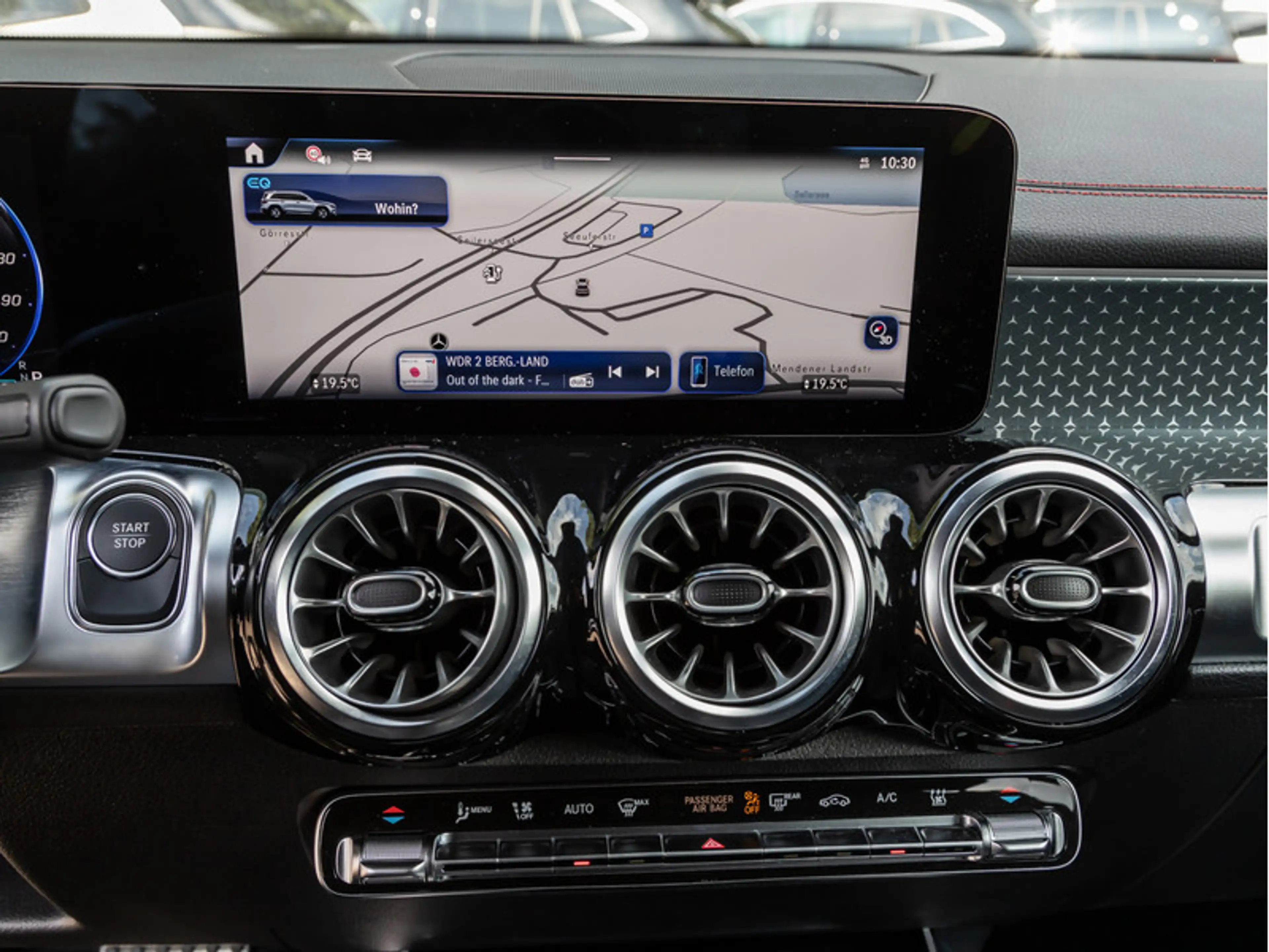 Mercedes-Benz EQB 300 4M AMG-Sport/LED/Cam/AHK/Night/Distr/18" — photo 13