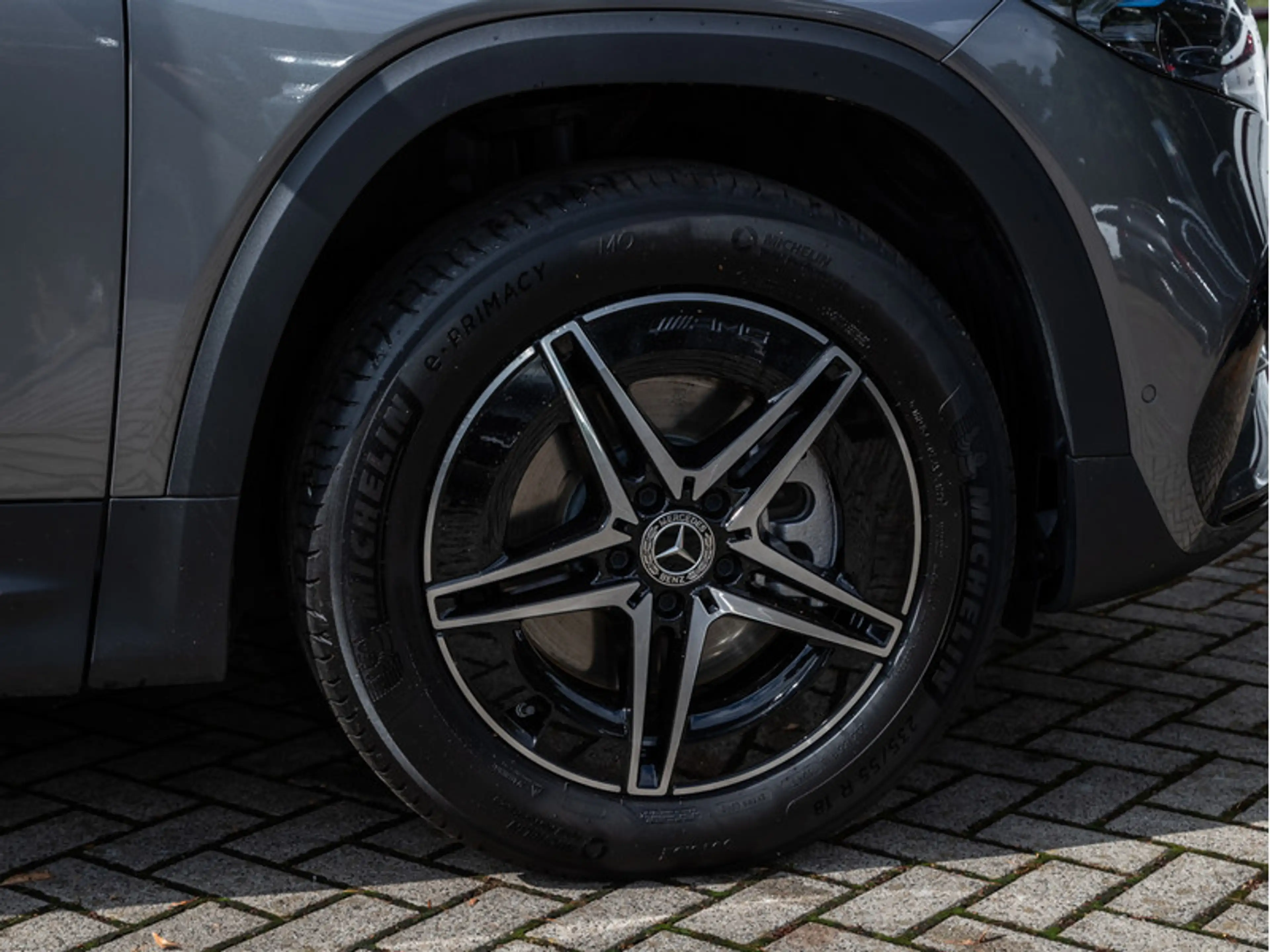 Mercedes-Benz EQB 300 4M AMG-Sport/LED/Cam/AHK/Night/Distr/18" — photo 8