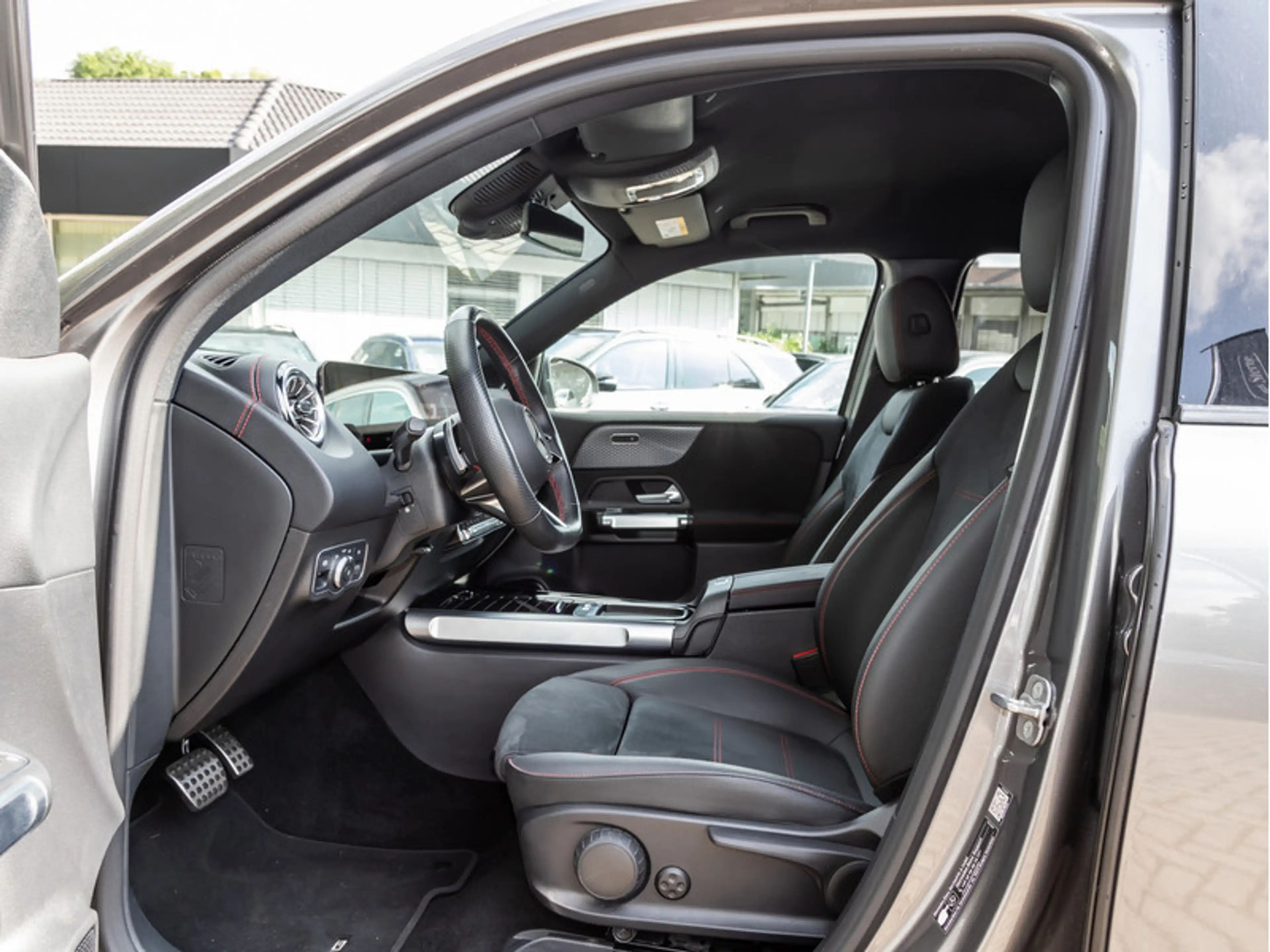 Mercedes-Benz EQB 300 4M AMG-Sport/LED/Cam/AHK/Night/Distr/18" — photo 11