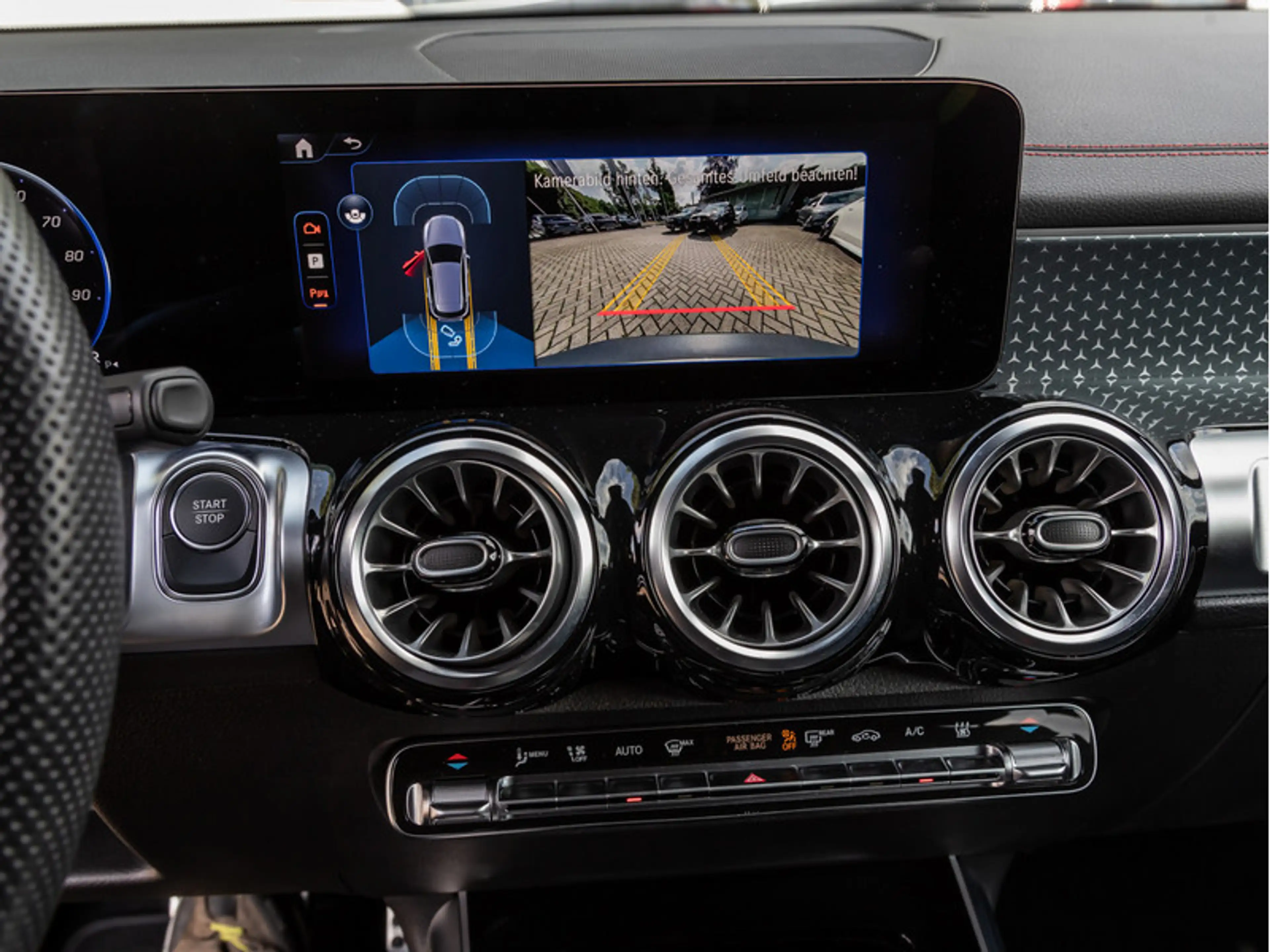 Mercedes-Benz EQB 300 4M AMG-Sport/LED/Cam/AHK/Night/Distr/18" — photo 14