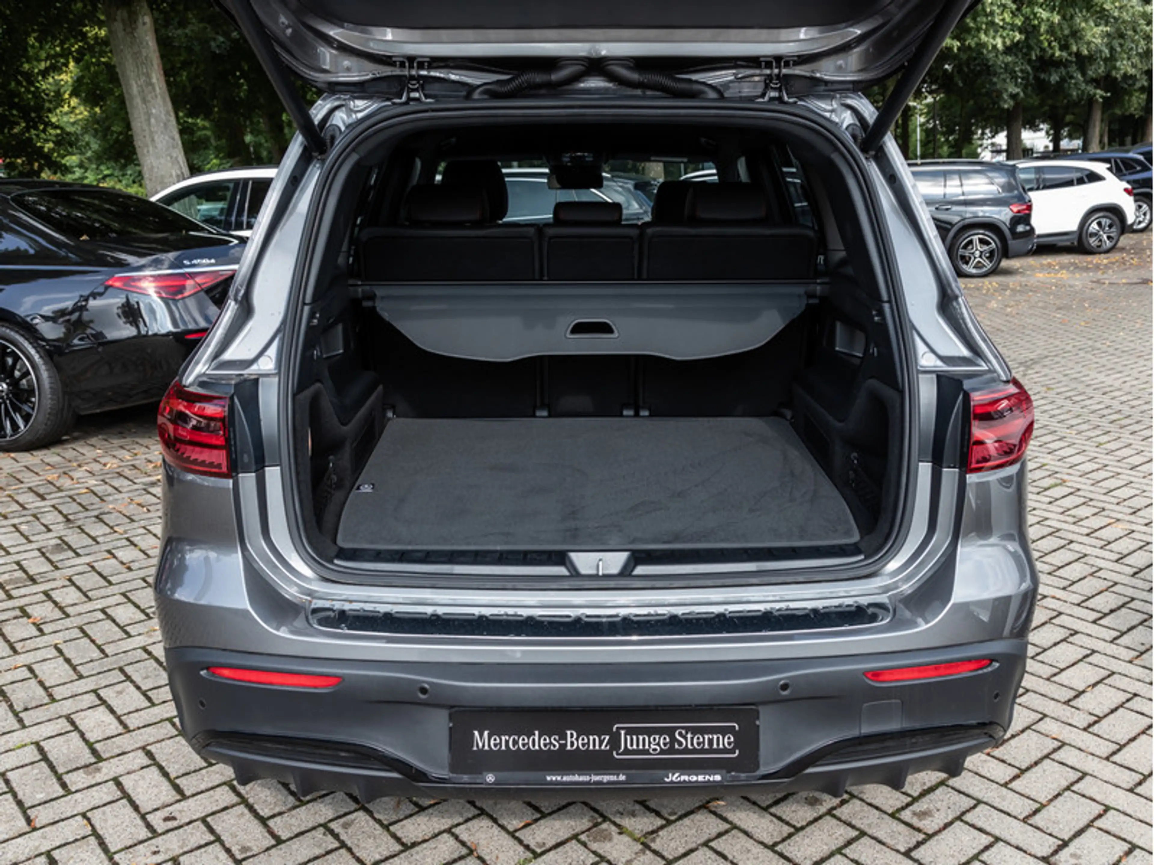 Mercedes-Benz EQB 300 4M AMG-Sport/LED/Cam/AHK/Night/Distr/18" — photo 6