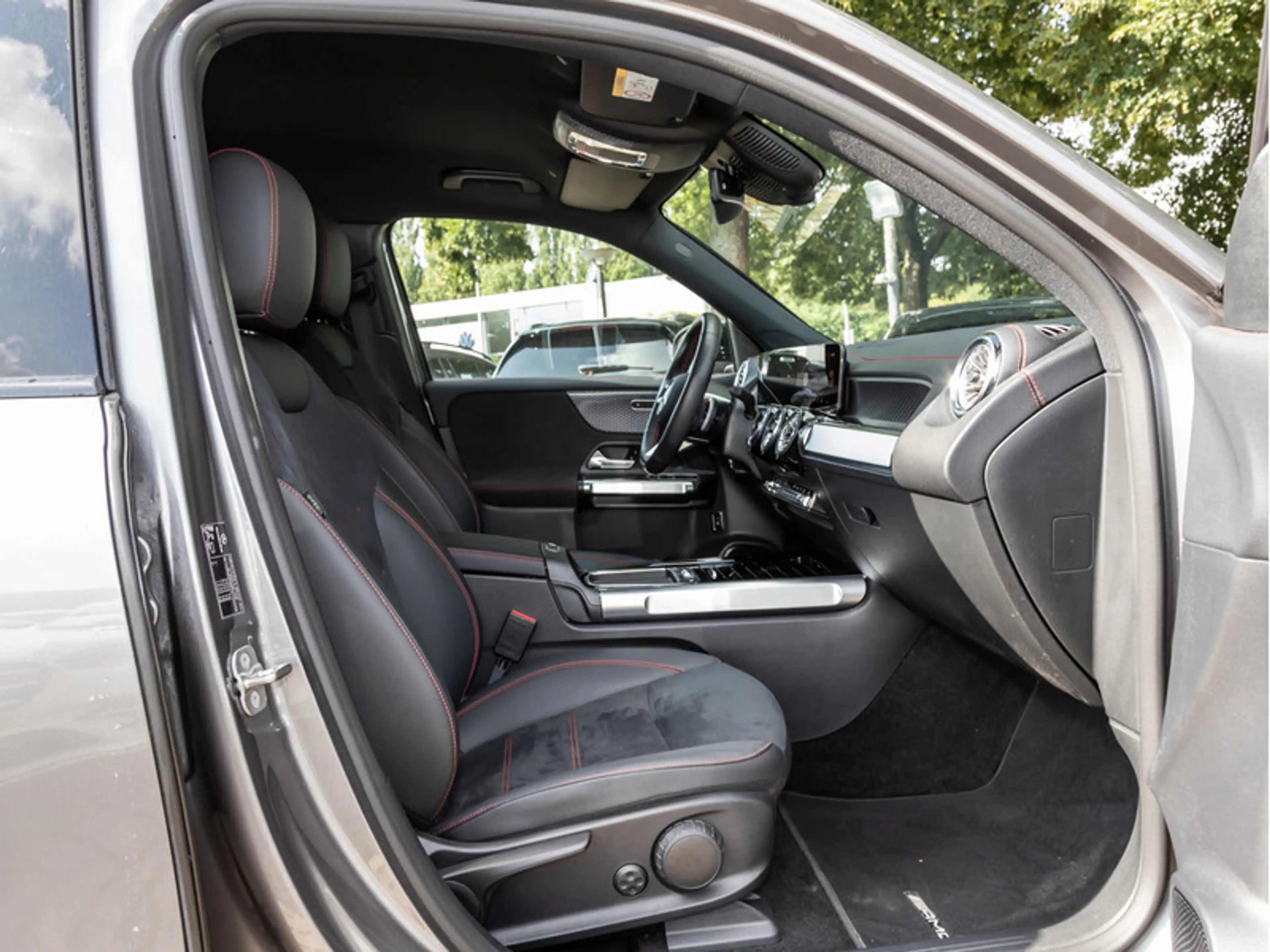 Mercedes-Benz EQB 300 4M AMG-Sport/LED/Cam/AHK/Night/Distr/18" — photo 9